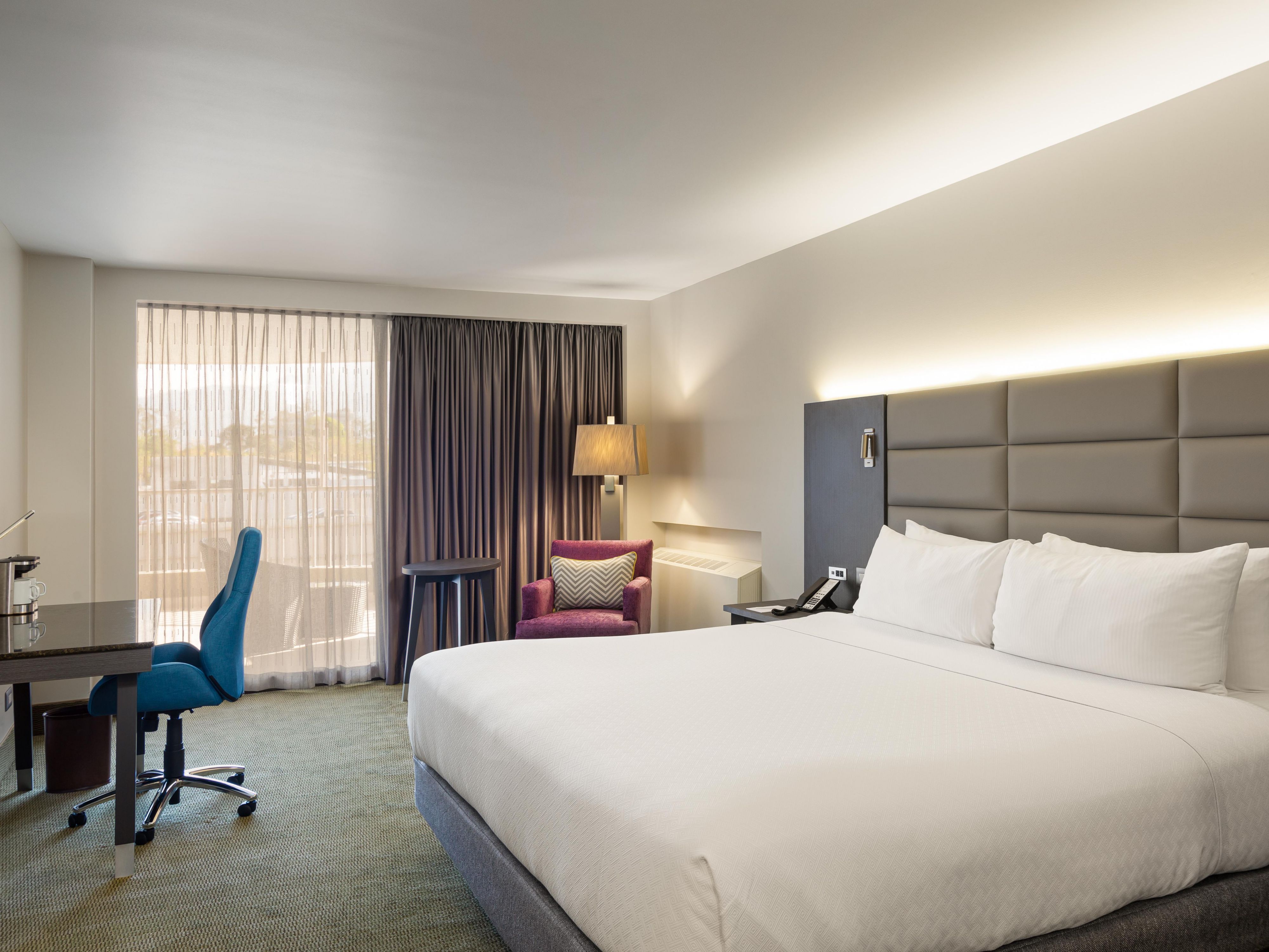 Enjoy a 25% discount on your stay at Crowne Plaza San José. Take advantage of our exclusive local rate and unwind in our refreshing pool. Whether for a weekend getaway or a staycation, experience comfort and relaxation right in your city. 
Book your escape today!