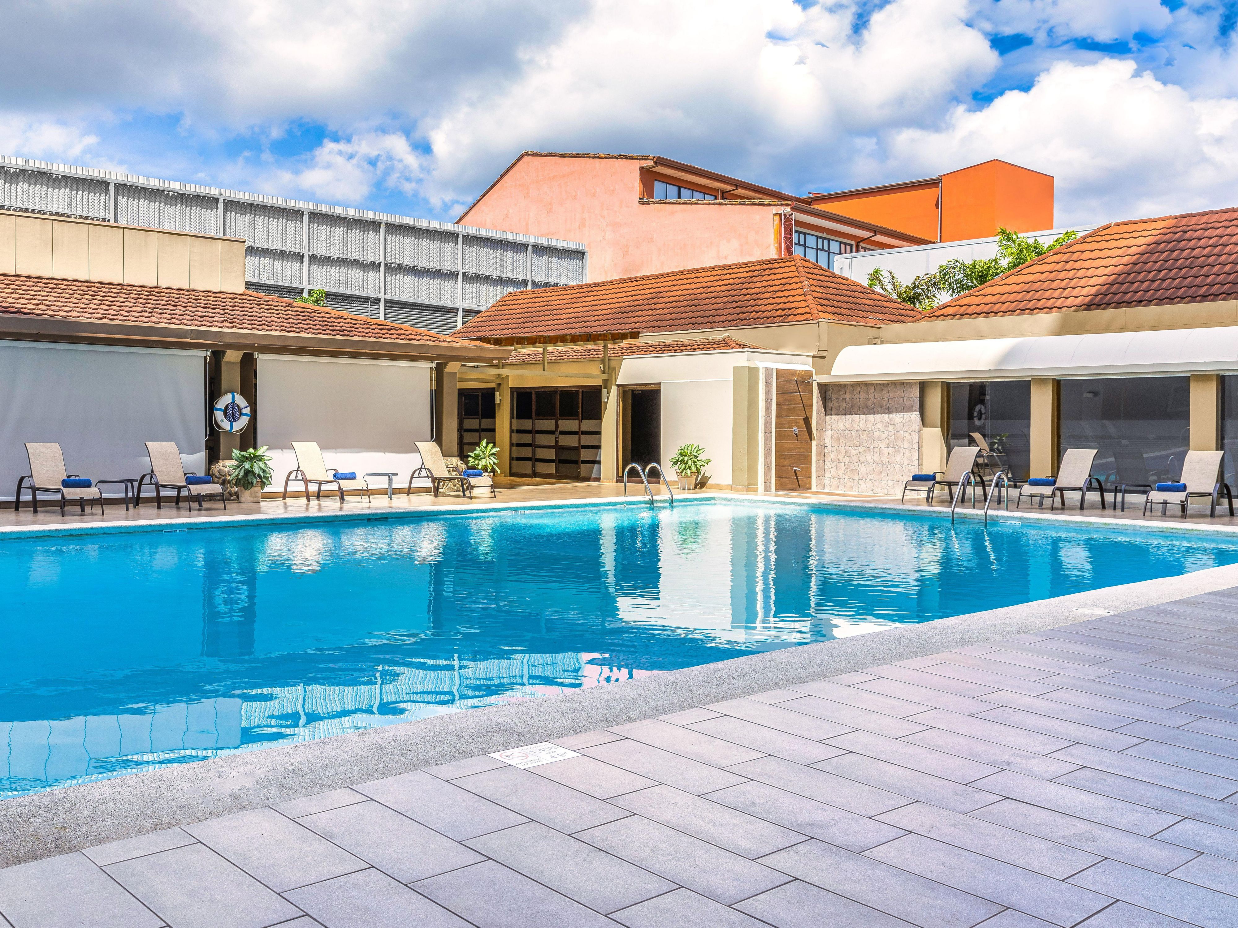 Among the hotels near San Jose’s airport, Crowne Plaza San Jose La Sabana stands out with full-service amenities, including a concierge, a fitness center, an outdoor pool, and a casino. Car rental services are also available, ensuring a seamless and comfortable stay.