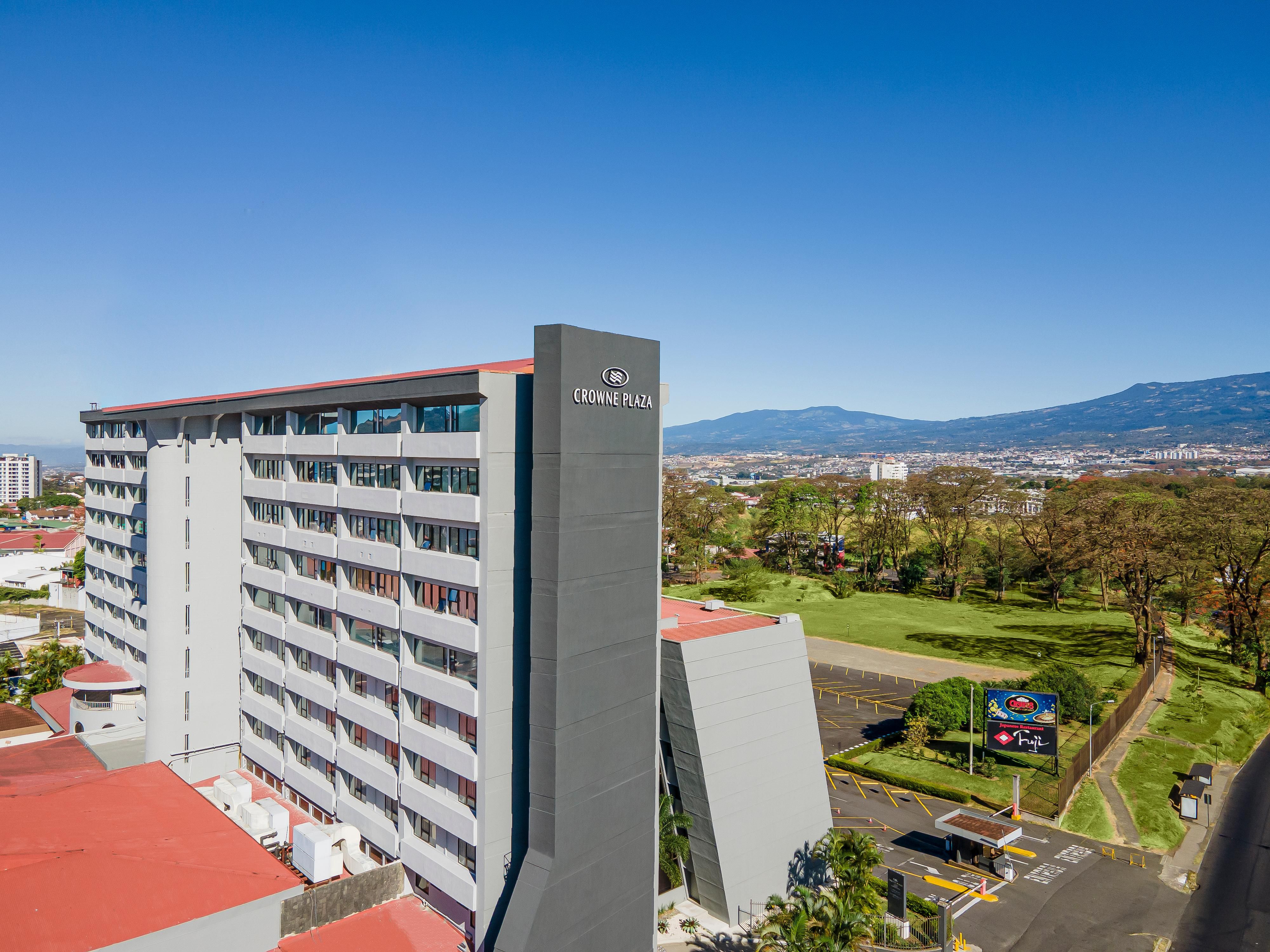 Our hotel's location connects you to San Jose’s vibrant heart and its tranquil escapes. You have the best of both worlds, steps away from La Sabana Park and within a short drive to the city center. Whether you are here for business meetings or exploring the city's rich cultural tapestry, everything is conveniently accessible.