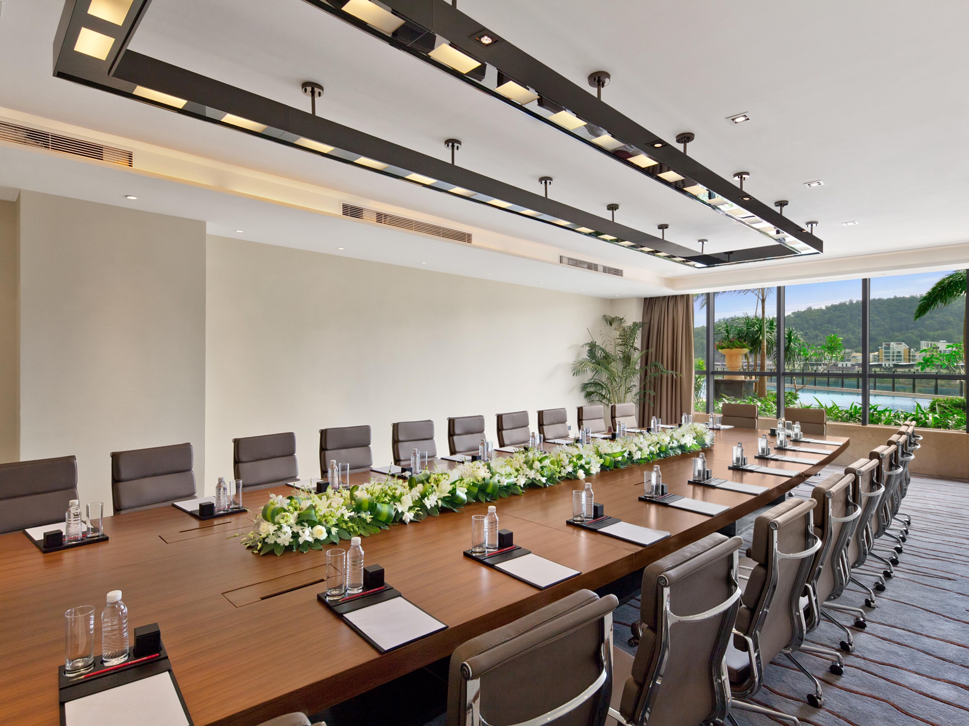 酒店拥有1265平方米布局灵活的会议场地，共8间会议室，其中包括可容纳200人出席的大宴会厅、VIP接待厅。无论是董事会议，企业年会，大型活动，婚礼庆典，酒店一应俱全的会议设施与周到贴心的一站式服务，为您展现会聚之所的与众不同。