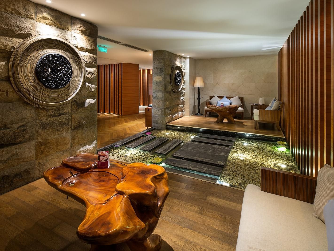 在蓝鲸阁悦水疗中心您可以舒缓身心、释放心灵。我们提供一系列的水疗项目及个性化服务让您充分放松，静心享受经验丰富的专业水疗师用其具有舒缓力量的双手为您减压排忧。