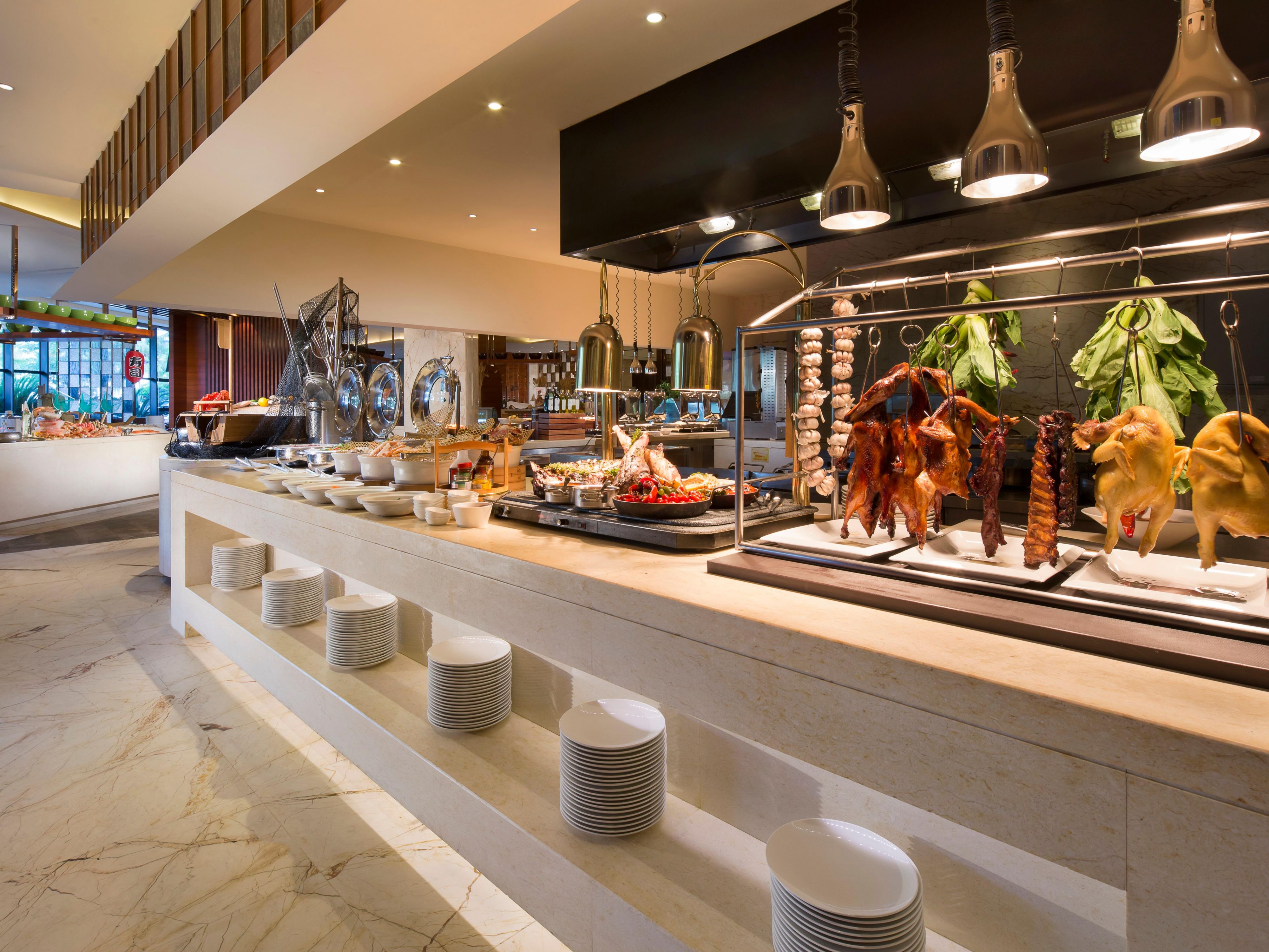 融合中西美食经典，引领时尚味蕾新体验的全日餐厅配备错落有致，简洁明快的餐厅设计，互动开放式厨房带您领略中西美食文化精髓。餐厅提供品种丰富的自助早餐、晚餐，以及零点服务。品种繁多的美食珍馐任您随心选择。