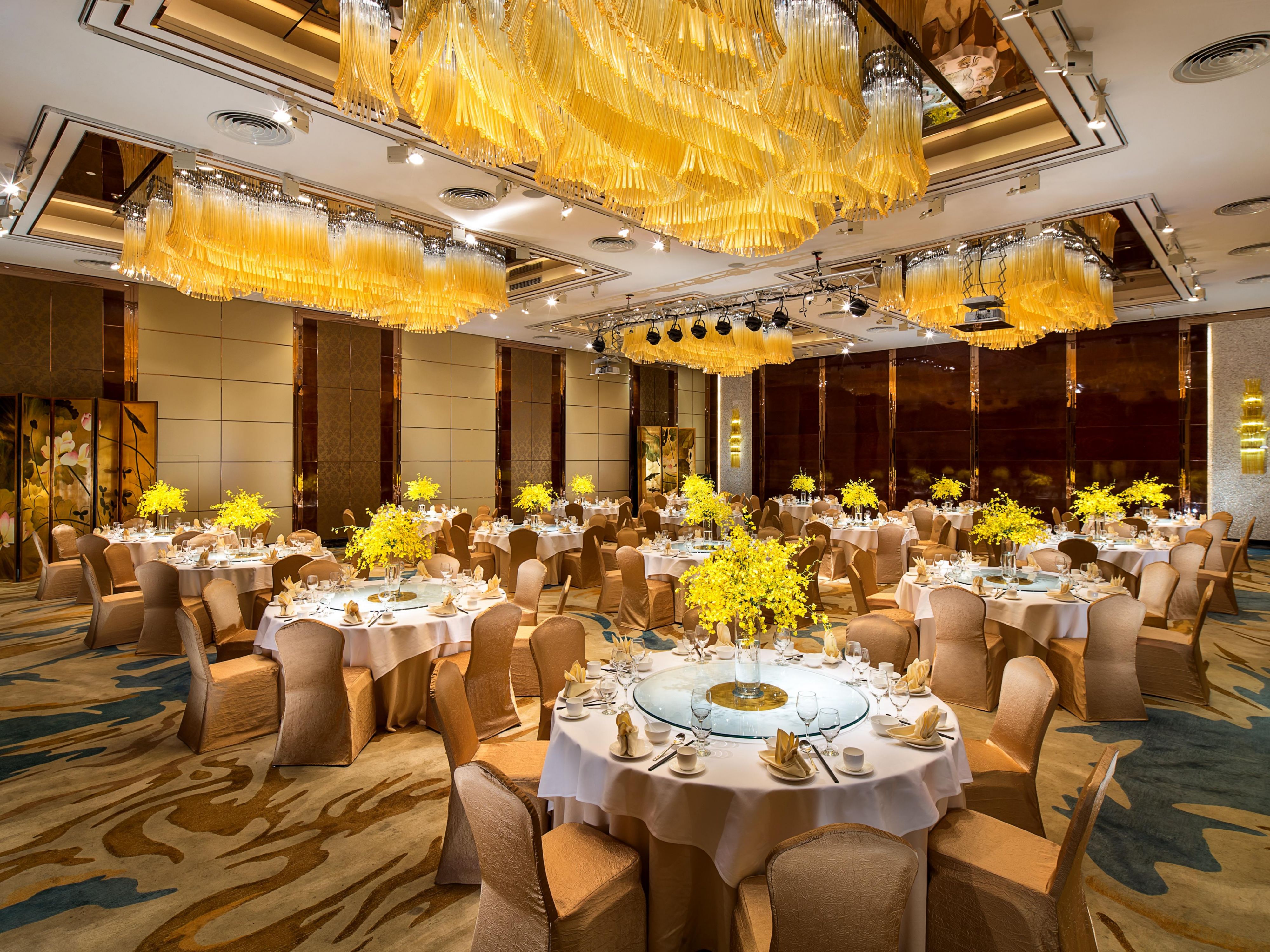 一生中最重要的时刻，皇冠婚礼团队始终为您守候，完善的配套设施，细致贴心的服务，只为您最美好的期许。1265平方米布局灵活的会议场地，共8间会议室，其中包括可容纳200人出席的大宴会厅、VIP接待厅。可举行别致的池畔婚礼，典雅的宴会婚礼，清新的私密花园婚礼，更有充满活力的游艇婚礼，皇冠婚礼团队随时为您守候。