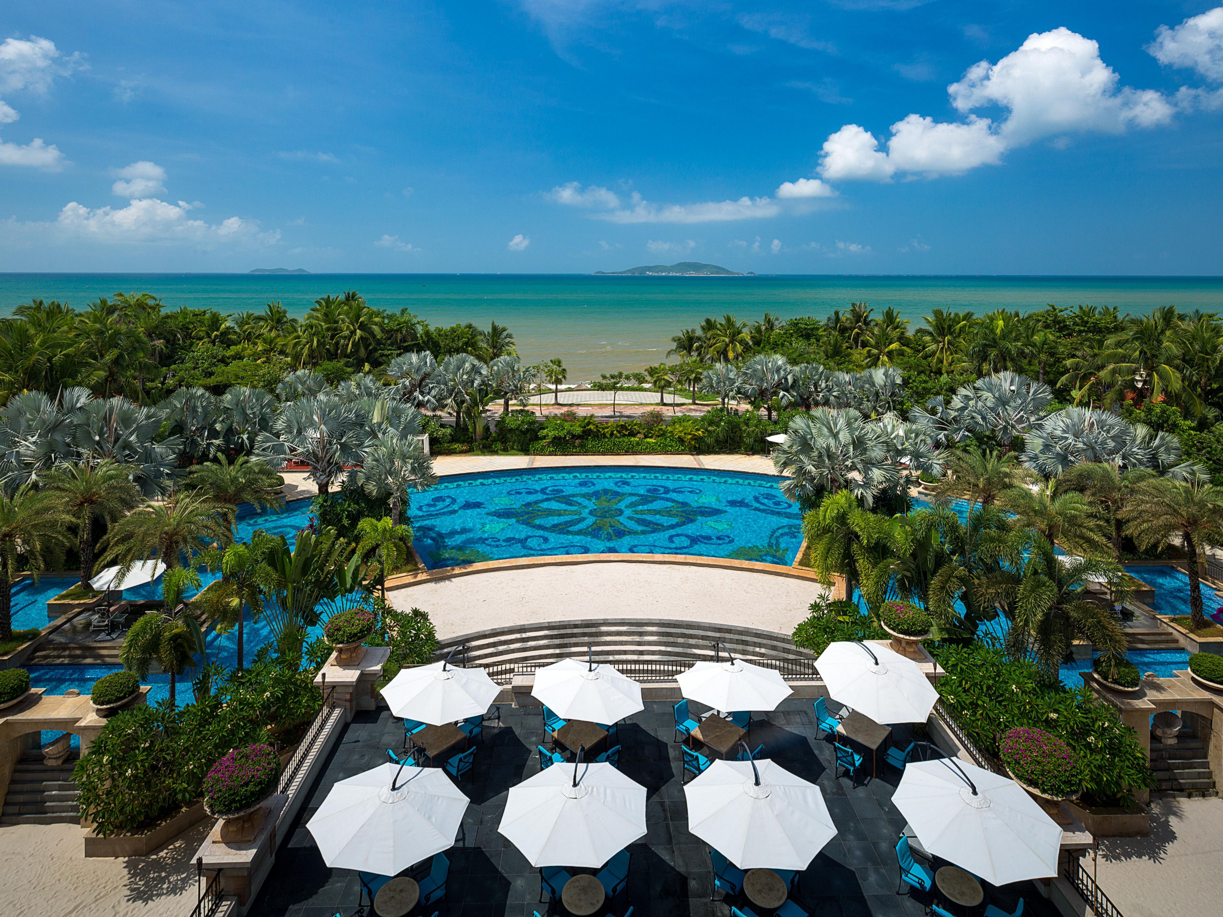 三亚湾皇冠假日度假酒店，坐落在美丽的三亚湾。独特的欧式巴洛克风格，成为椰梦长廊的靓丽点缀。酒店占地达5.5万平米，坐拥一线海景。