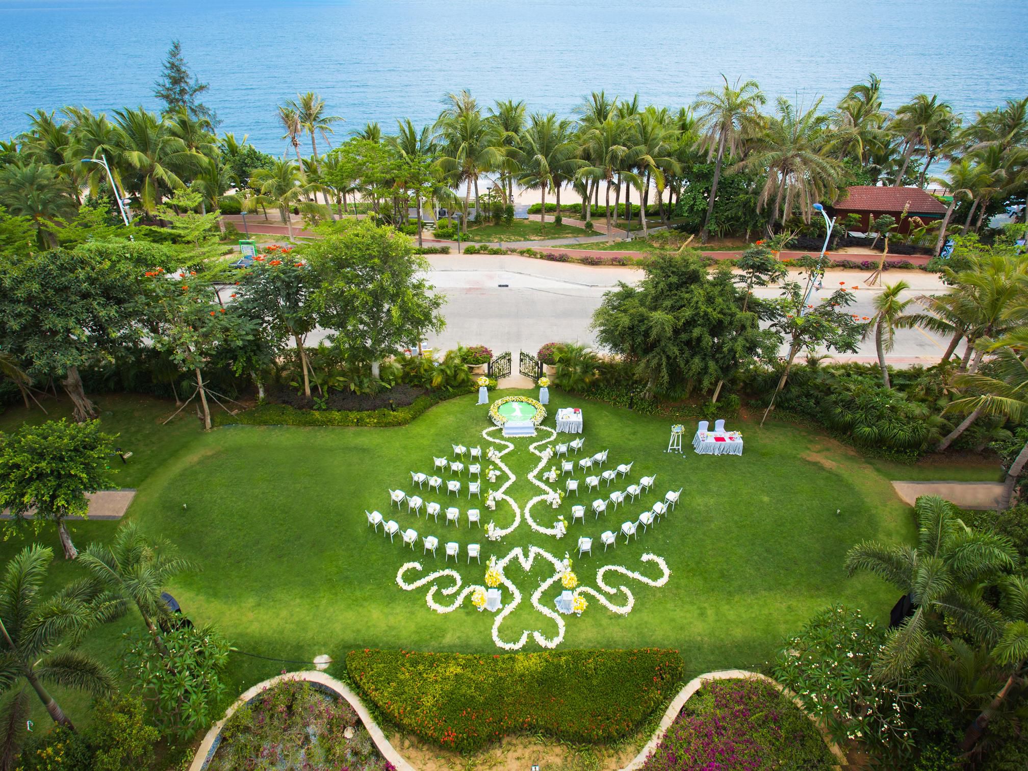 酒店会议场地面积1132平米，配有国际先进视听设备，共有8间会议室，包括一个可容纳380人的大宴会厅。无论是泳池畔优雅的鸡尾酒会、轻松的香槟早午餐，还是盛大的婚礼，我们的皇冠会议总监和婚礼策划师都能为您量身定制专属方案，打造超越期望的非凡庆典。