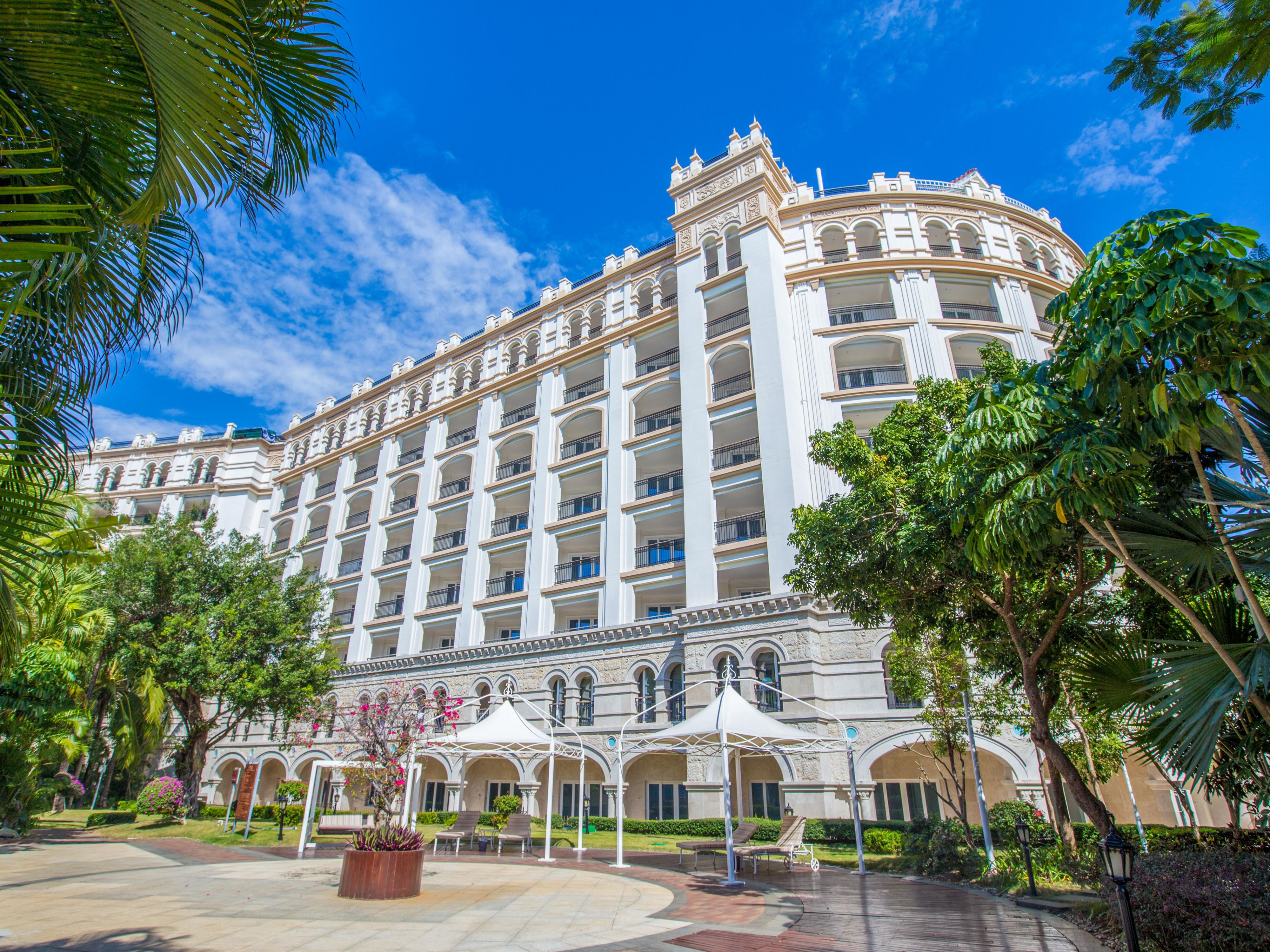 对于喜爱亲近小动物的孩子们，我们的迷你动物园更是与小兔子、鸽子、小松鼠等动物进行互动，让他们沉浸在与自然和谐共生的乐趣中。