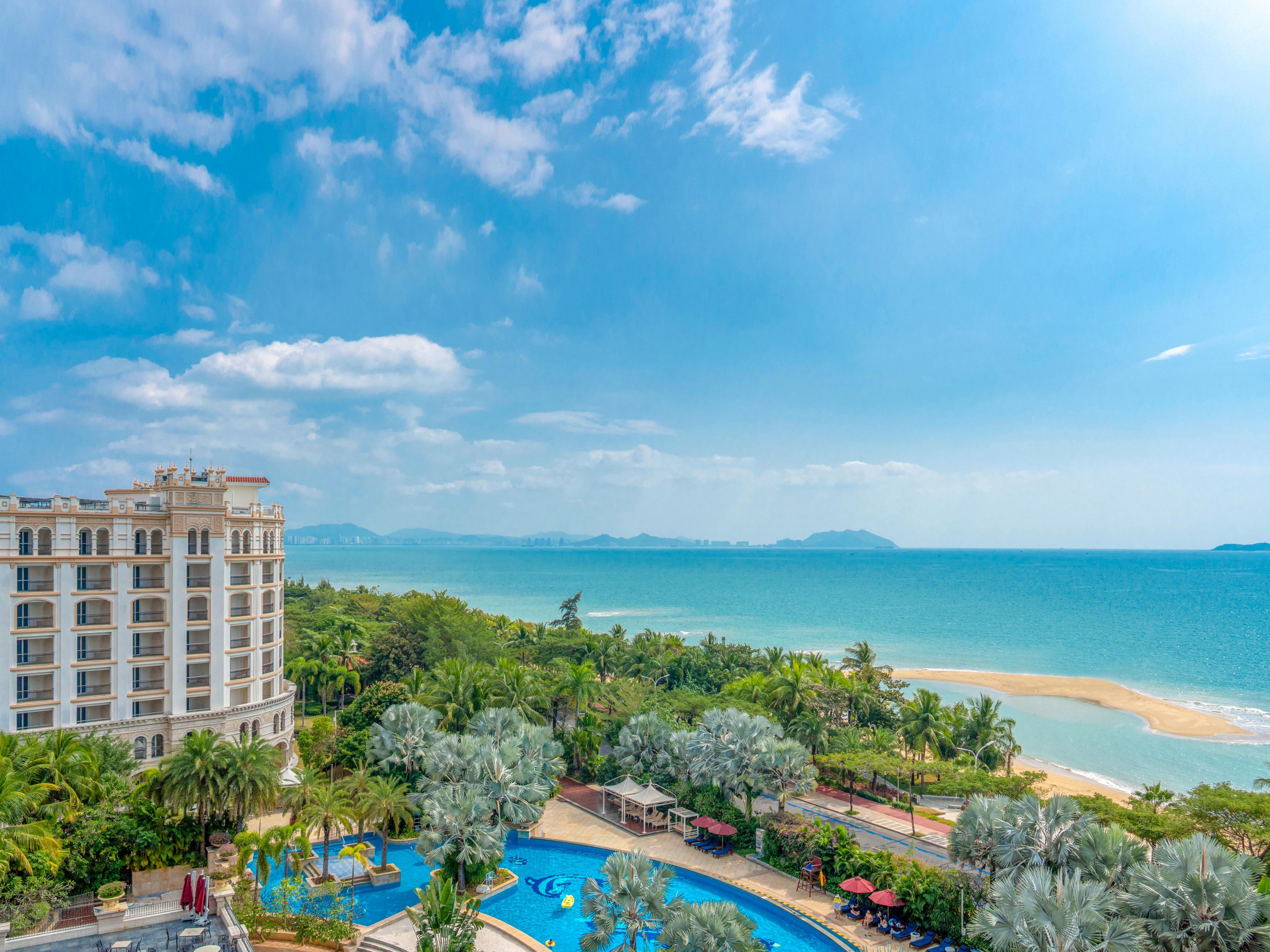 毗邻椰梦长廊，西岛，南山寺，大小洞天等著名景区，靠近机场，高速路口及动车站，出行十分方便。