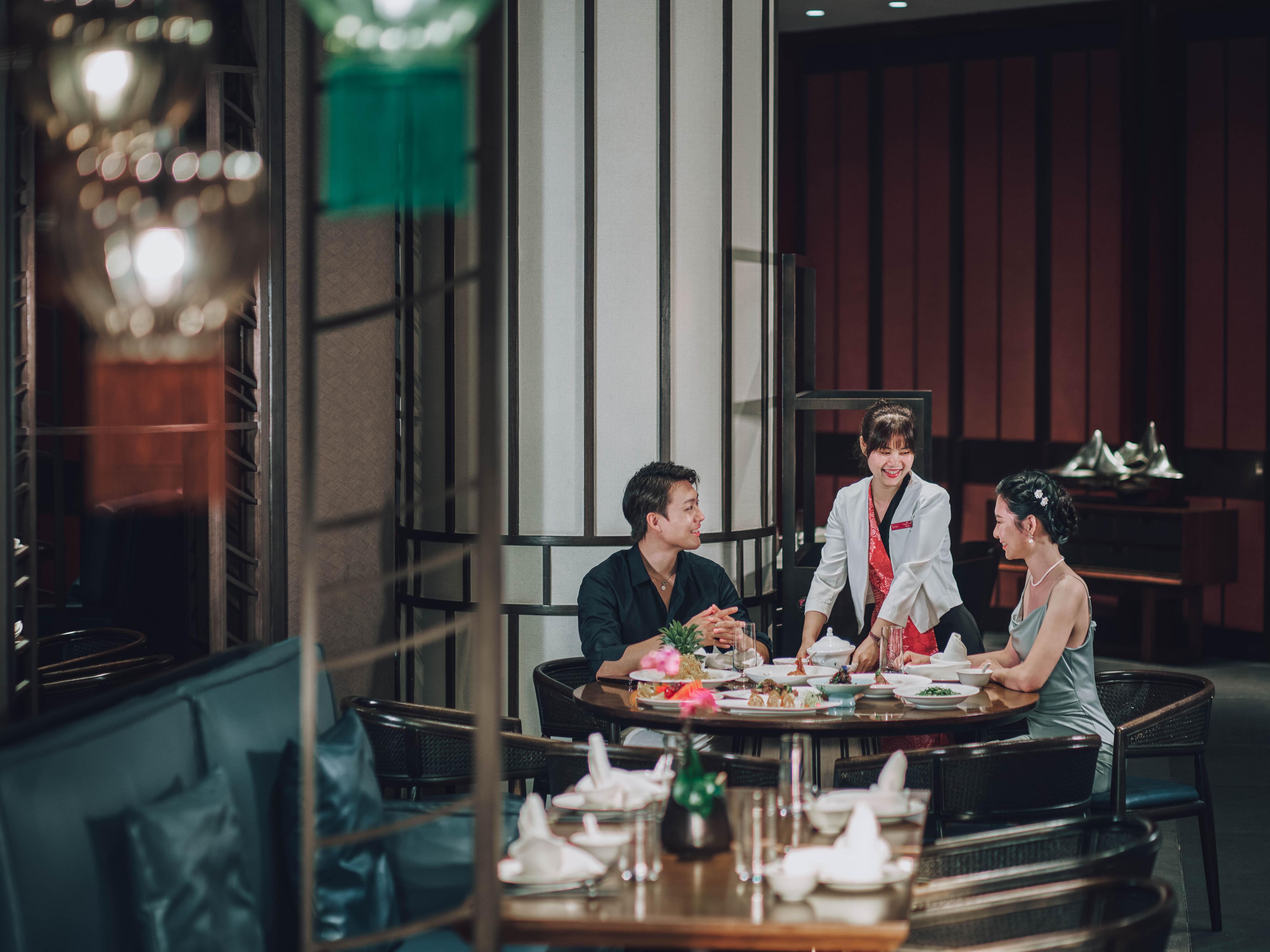 CAI FENG LOU serves local cuisine, Cantonese favorites and Chinese regional specialty dishes. The menu is delectably prepared with the high quality local ingredients and highlighted by innovative, classic, luxuriant and healthy foods. The restaurant’s private 3 VIP rooms include XIQUE VIP Room, BAILU VIP Room and FENGHUANG VIP Room.