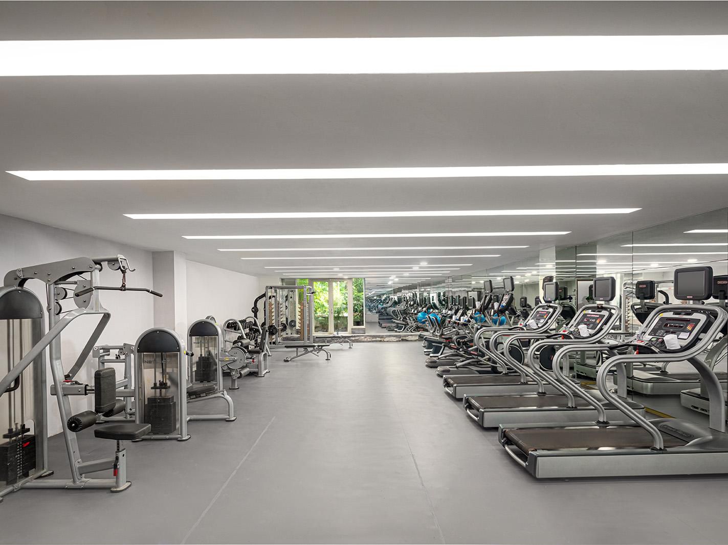 健身房配备齐全的健身设施，更有我们专业的健身教练随时为您提供健身指导。运动之余，舒适的休息区域也是您放松小憩的好去处。