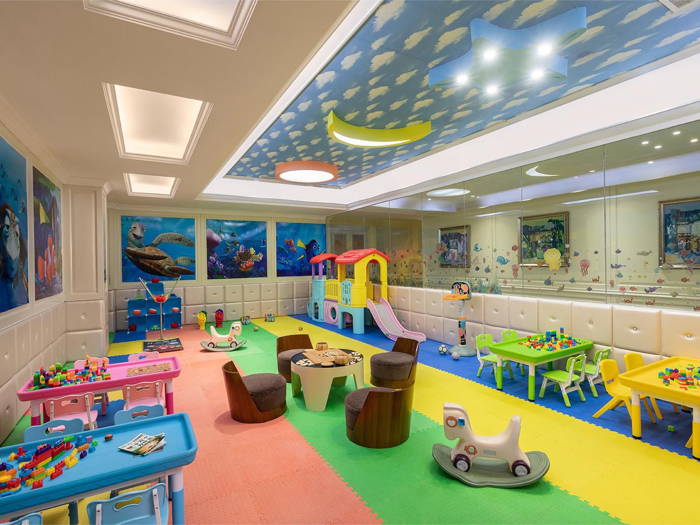 三亚湾皇冠假日度假酒店内设有精致儿童乐园，缤纷童趣走廊，迷你动物园以及户外儿童滑梯等丰富的儿童游乐设施；长达150米的童趣走廊内，儿童画廊和多样电玩项目，为孩子们创造出无穷乐趣；室内儿童乐园不受天气影响，设有蹦床、滑梯、海洋球、积木城堡等多项精彩项目，让小朋友们尽情释放天性；而室外的儿童滑梯更是种类繁多，可以满足小朋友不同喜好；每天下午17:20，泳池泡泡趴正式启动，为孩子们准备了儿童臂圈、儿童手摇船等多重安全保障，还提供免费的儿童挖沙工具，满足各类小朋友的游玩需求；对于喜爱亲近小动物的孩子们，我们的迷你动物园更是与小兔子、鸽子、小松鼠等动物进行互动，让他们沉浸在与自然和谐共生的乐趣中。