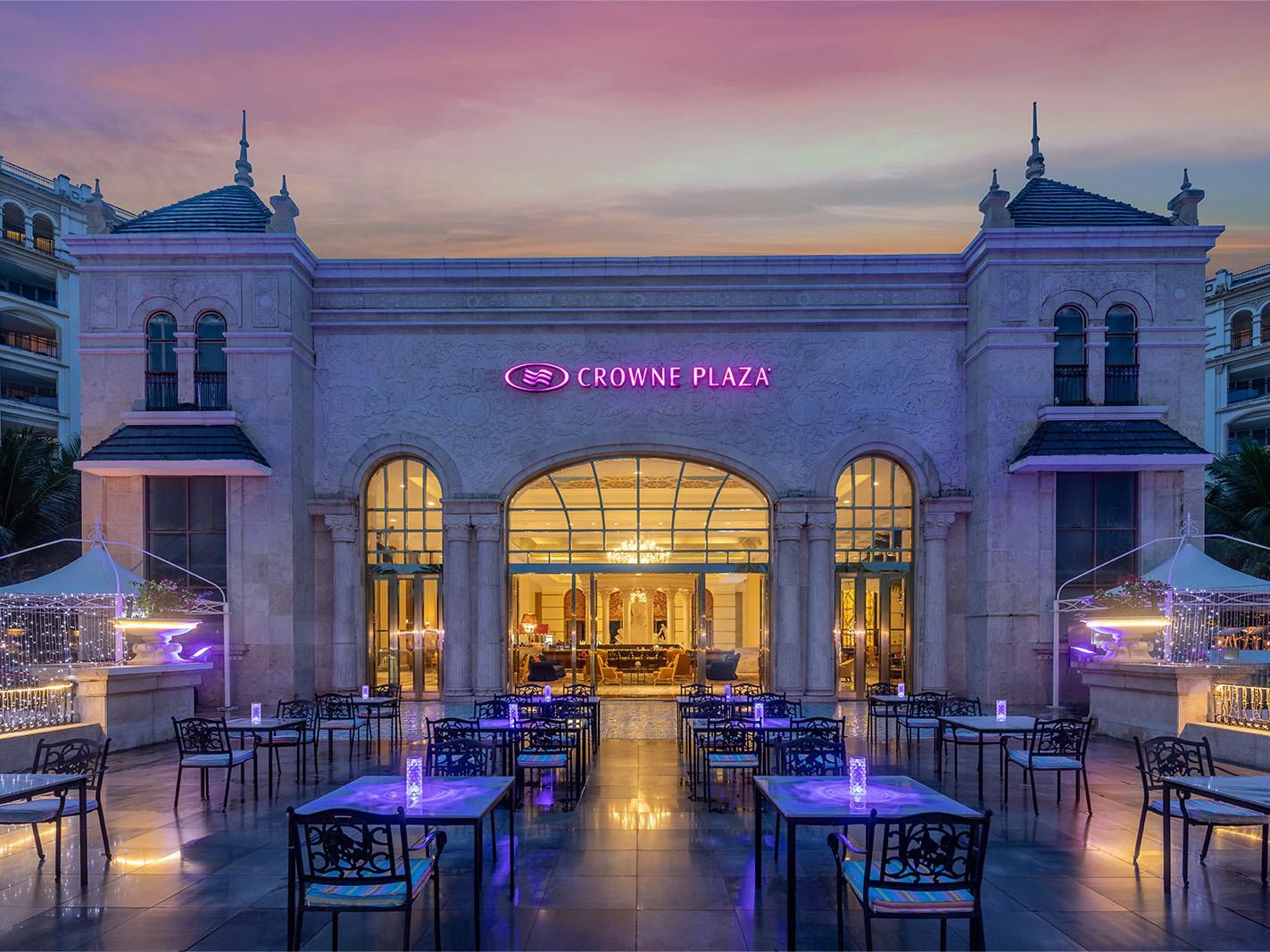 三亚湾皇冠假日度假酒店将古典气息和现代风尚融入到建筑的整体设计之中，洛可可的华丽与魅力，细心体贴的服务，尽情呈现给来自五湖四海的宾客。建筑的立面设计汲取了西班牙建筑的元素，体现了经典大气的欧式古典主义风格。并注意结合三亚当地的气候风俗条件，创造整体协调统一的具有浓厚热带风情的建筑形象。建筑的古典线条与水岸景观的相互映衬，在闲庭信步之时不乏高贵、典雅之感。让宾客在享受现代的度假生活同时，也不乏古典风格艺术的熏陶，进而置身于贵族般生活的享受之中。