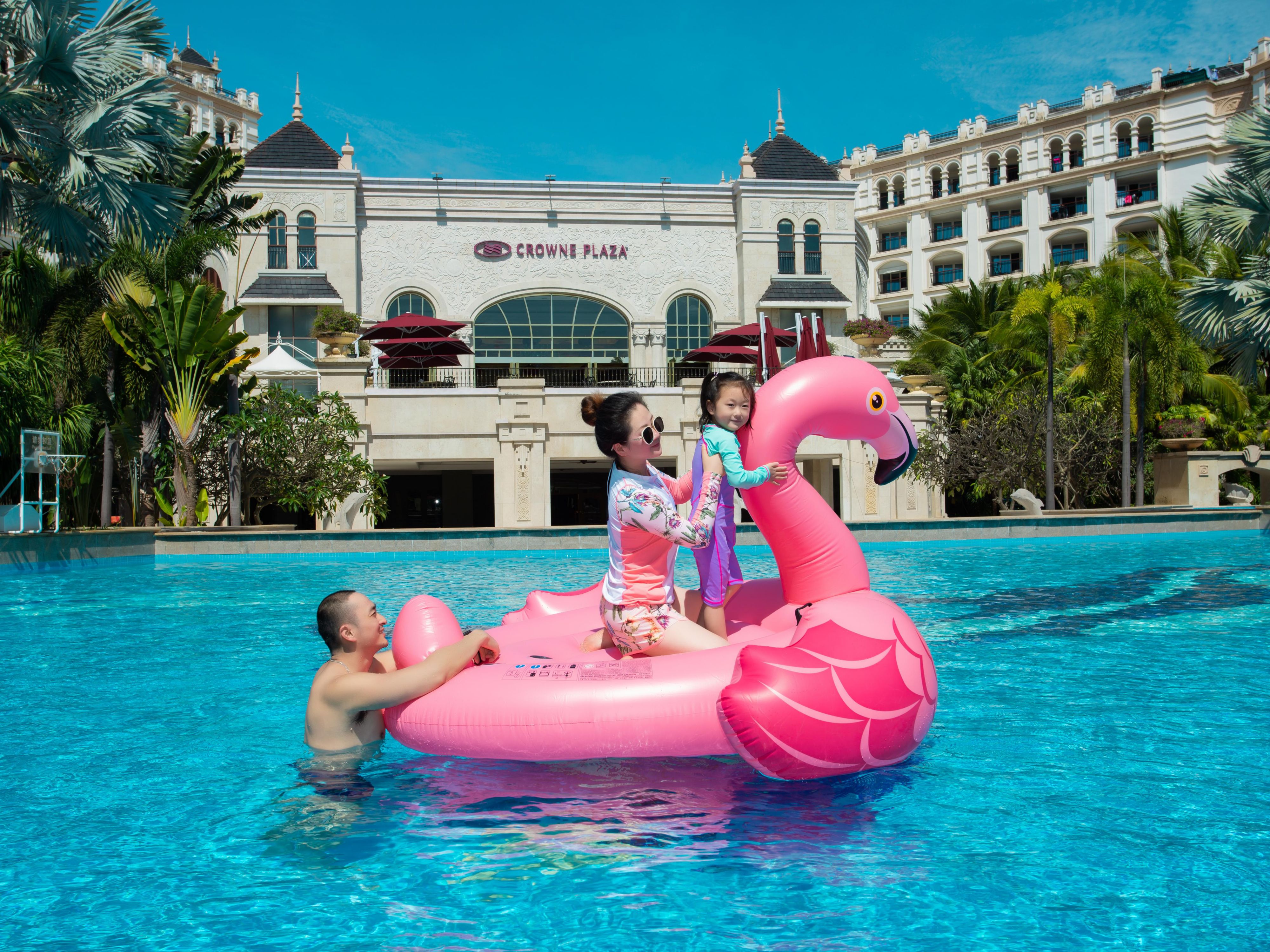 酒店拥有两个超大的室外泳池，配合全年温暖的海岛气候及全天候泳池欢乐活动，如手摇船，泡泡趴等。将为你您的旅途增添无限欢乐。