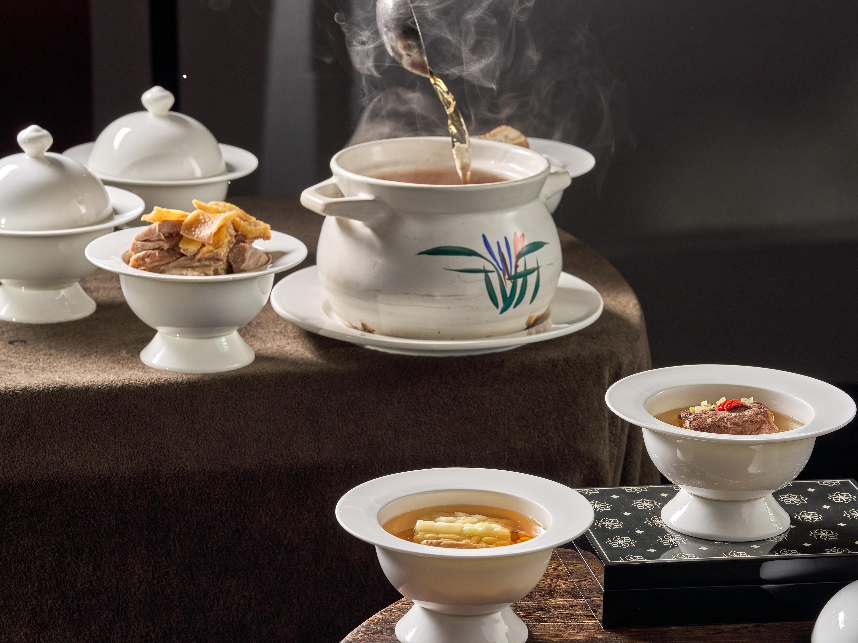 以晶莹华丽的玉石装饰的丽晶轩中餐厅，不仅尽显玉石文化的精髓和中西室内装饰的合璧，雍容华贵，而且，由厨师精英团队巧手制作的精美粤菜、潮汕菜、川菜和本帮菜，堪称沪上海派佳肴的典范。另设有9间包房，供商务宴请、亲朋聚会随意选择。