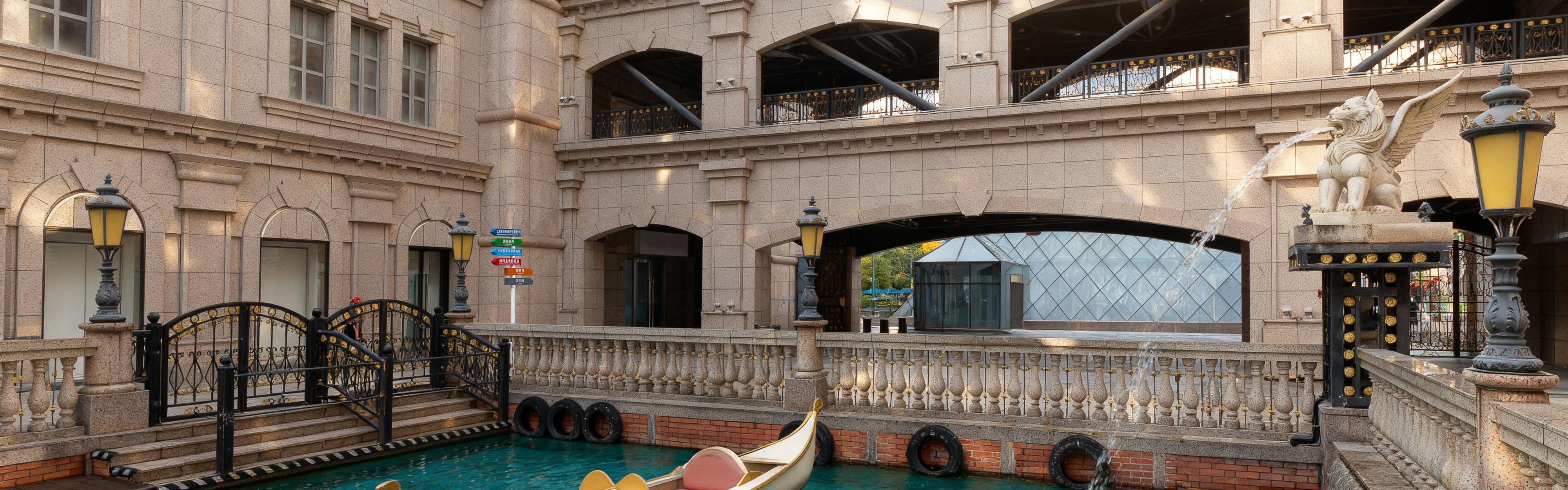 The entrance to the small town of Venice