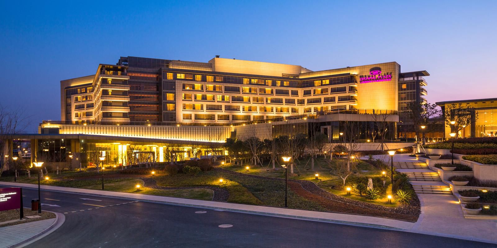 $hotelInfo.mediaDetails.welcomePhotos.primaryPhoto.caption}