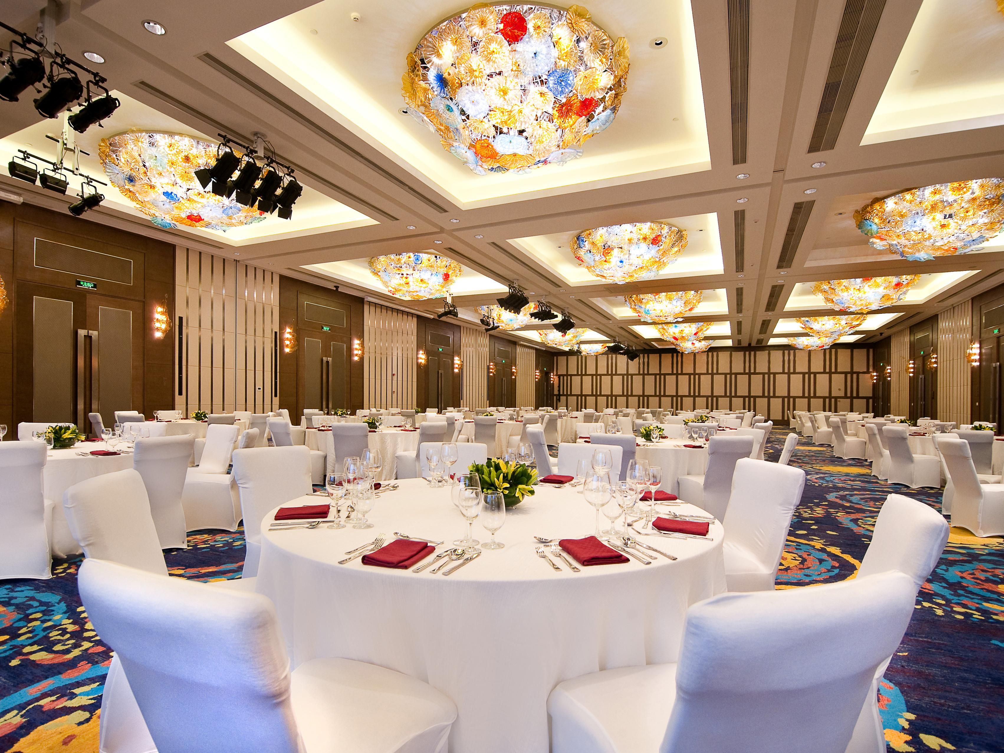 我们的目标是帮助您计划和创建一个完善和成功的活动。从我们的两小时响应保证提案到帮助您跟踪成本的每日汇报会议，我们的皇冠假日酒店会议总监会照顾到每一个细节，以便您可以专注于会议。