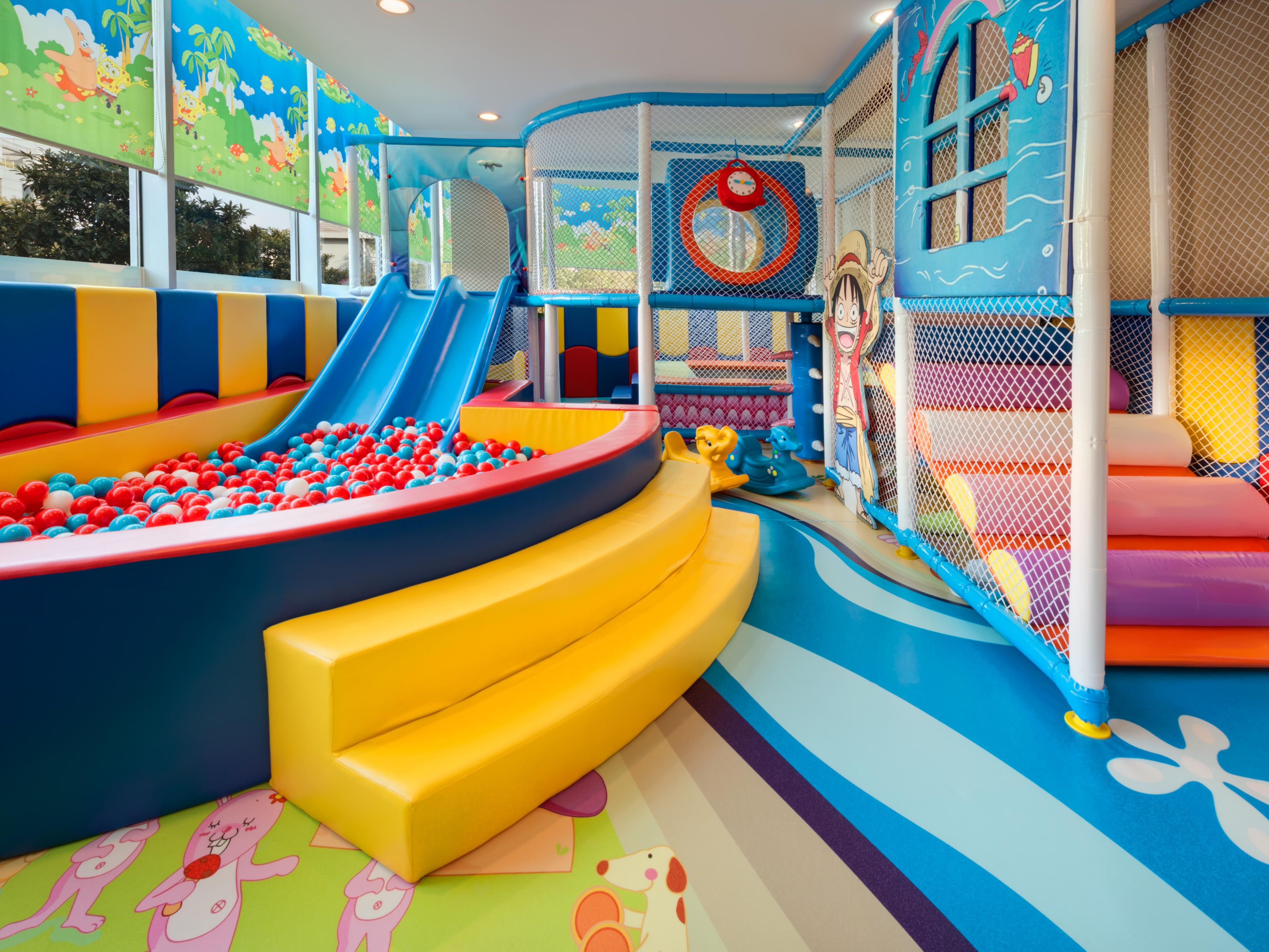 滑滑梯、蹦蹦床、海洋球、户外儿童乐园、小小动物园等，一个属于孩子们的休闲玩乐小天地！让您的宝贝在自有玩耍中度过快乐时光！