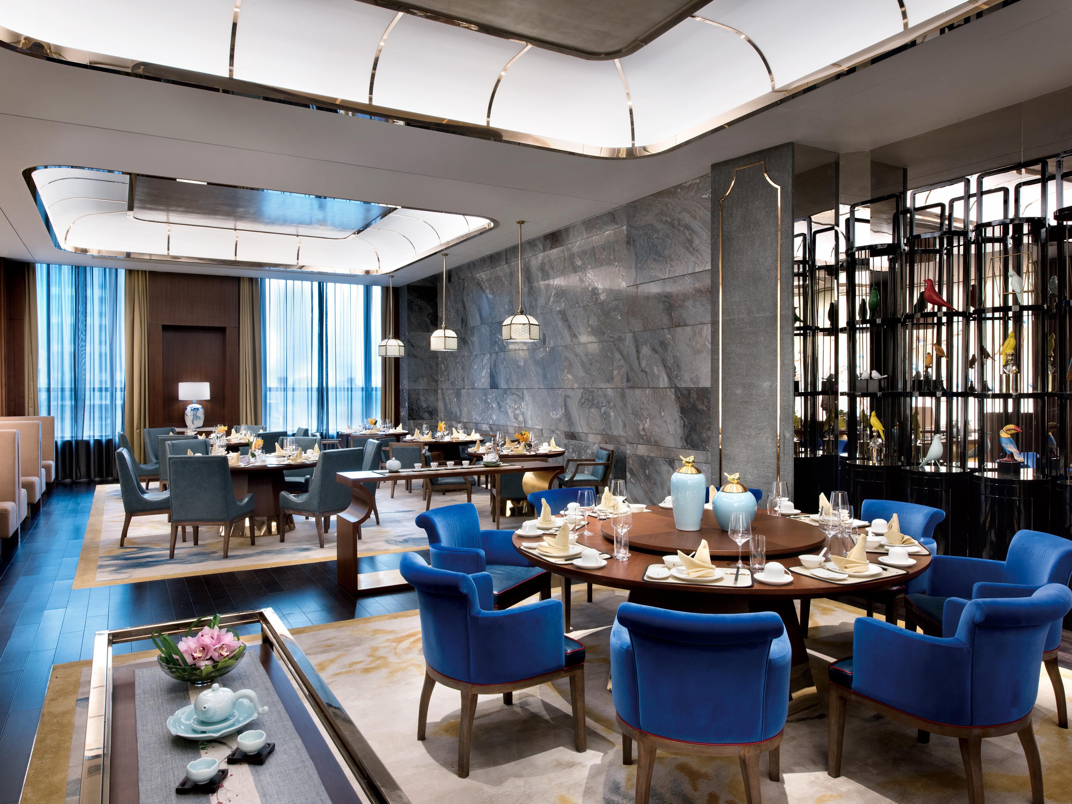 位于上海建工浦江皇冠假日酒店二楼的彩丰楼中餐厅，以特色的装饰及无可挑剔的个性化服务为您带来意想不到的全新体验。彩丰楼中餐厅的设计灵感源自中国千年之久的爱鸟之情，结合了鸟类和鸟笼、羽毛等中国传统养鸟文化元素，营造出奢华和独特的氛围，整体环境优雅别致，又饱有现代感的张力。 彩丰楼中餐厅大厅可同时容纳80位宾客。另设有7间独立的餐厅包间，最大的凤凰厅可容纳20人。五间精致的10人包间可连通，满足商务宴请和私人聚餐之需。