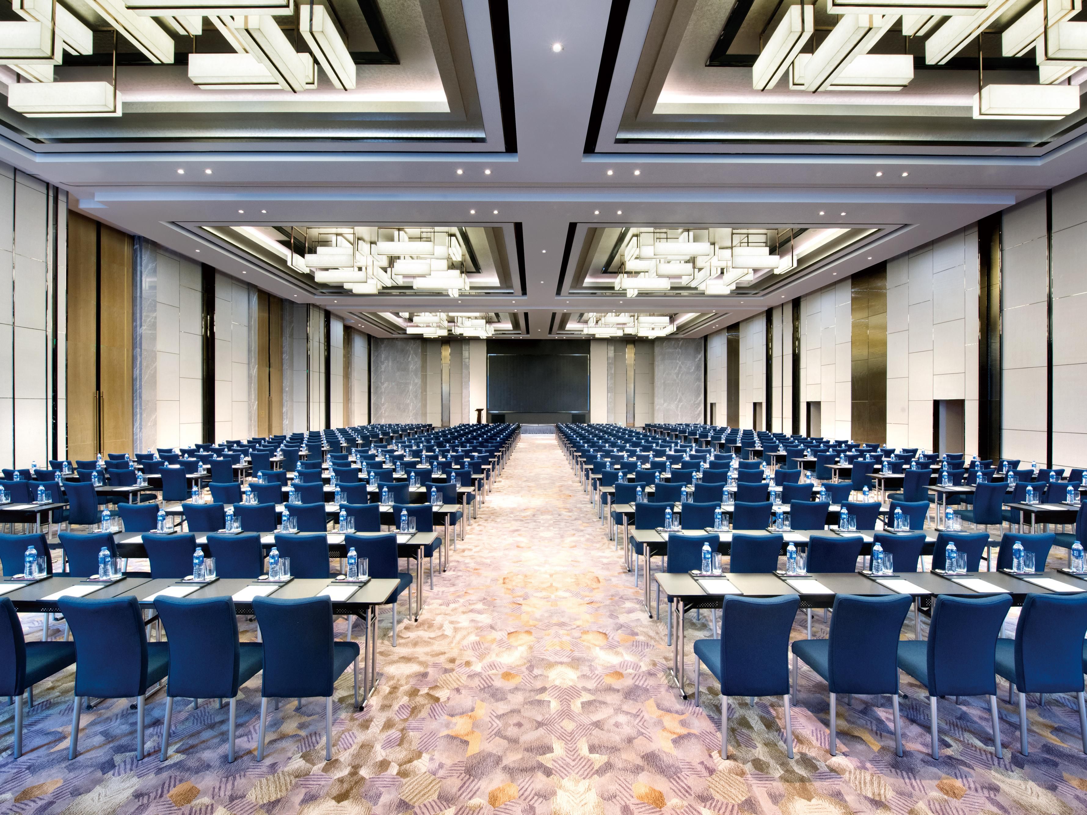 酒店拥有2200平方米布局灵活的会议场地，共10间会议室，其中包括1050平方米、层高7.8米的无柱式大宴会厅。