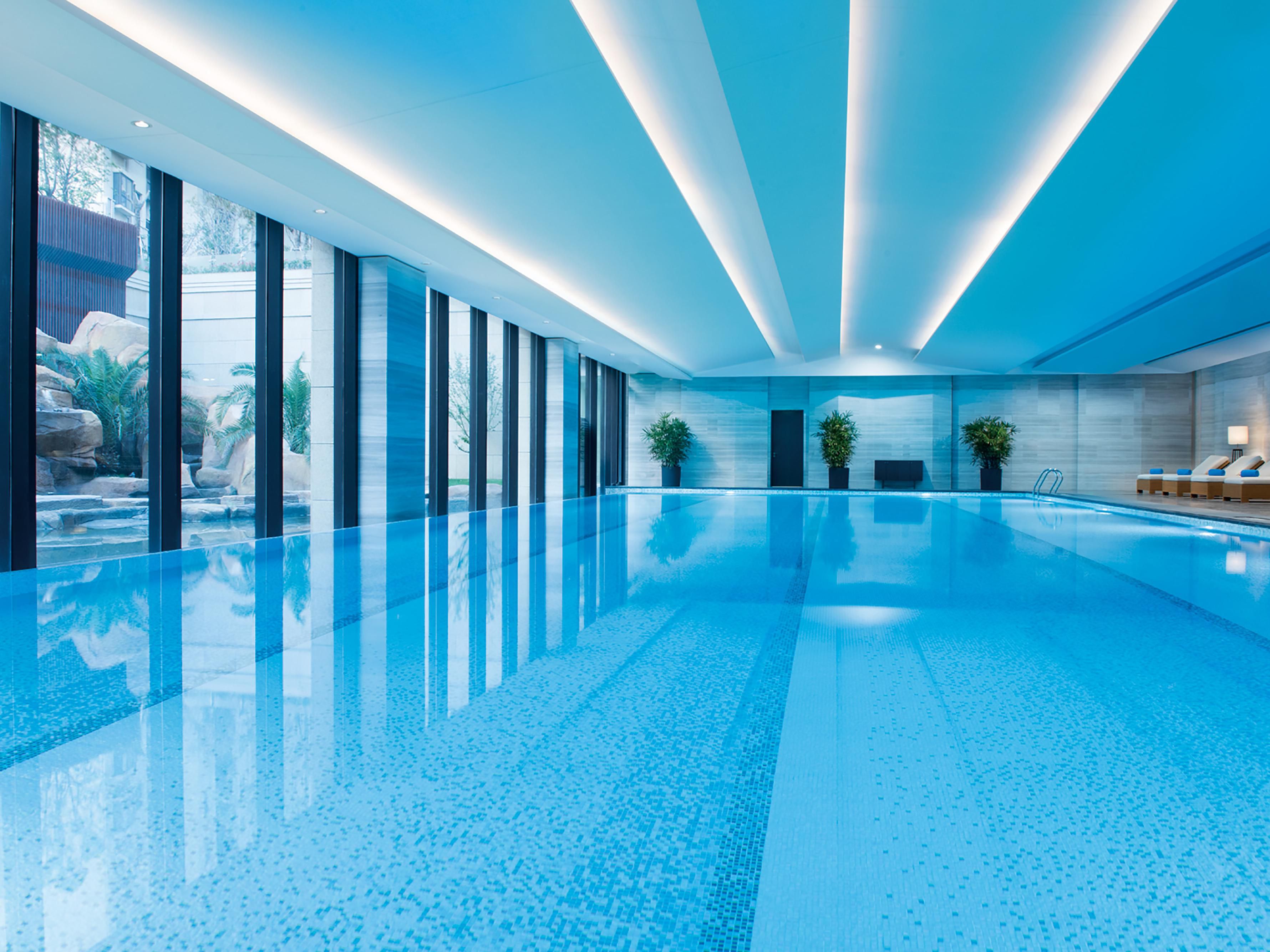 酒店健身房设施齐全，室内泳池清澈宽敞，还可欣赏户外美景，让您在畅享运动之乐的同时放松身心。