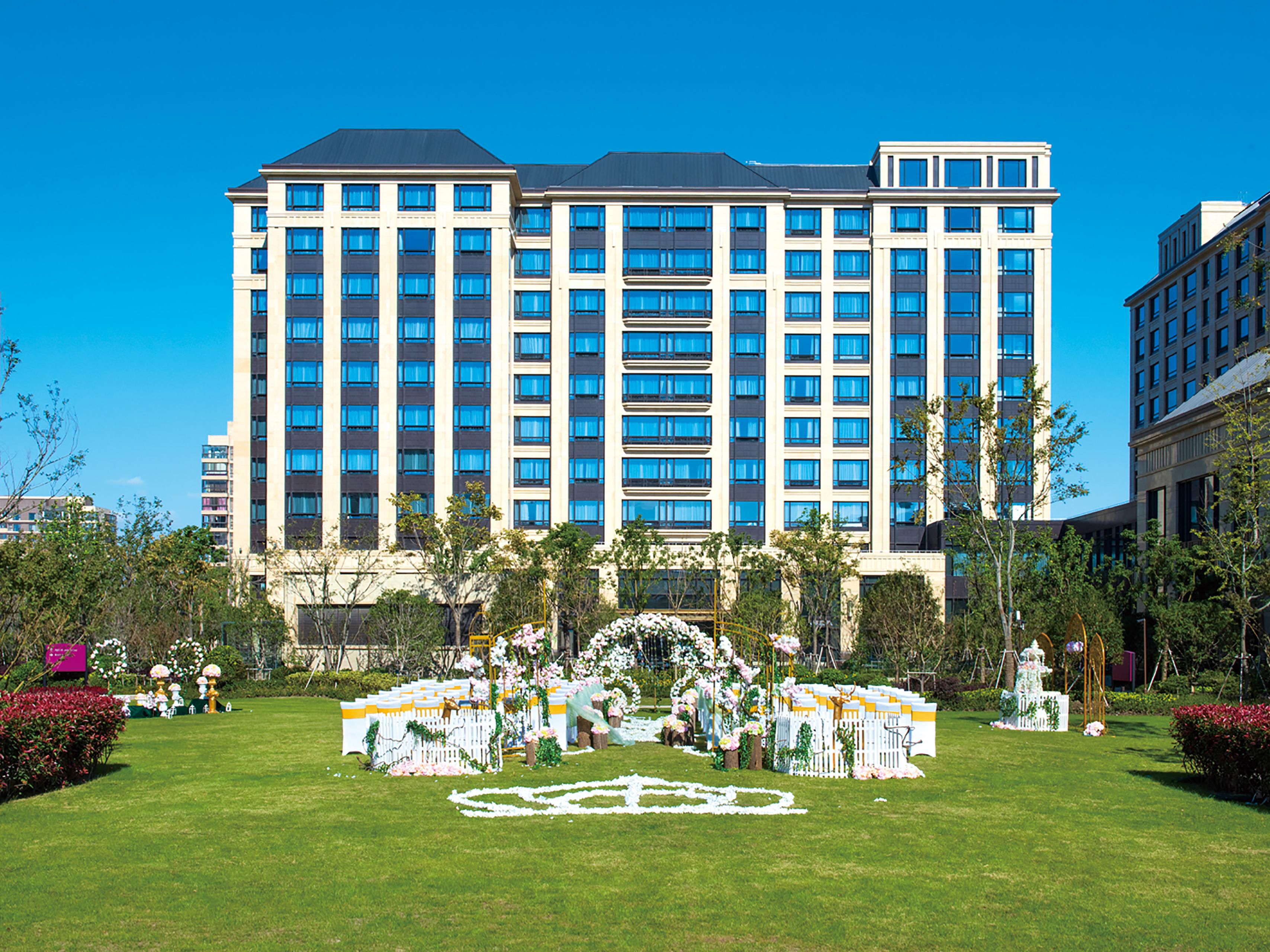 上海建工浦江皇冠假日酒店提供多样婚宴套餐，浦江宴会厅1050平方米，浦瑞宴会厅442平方米，更有户外1300平方米草坪。无论浪漫西式还是传统中式婚礼，皇冠婚礼顾问从细节入手助您诠释一场终生难忘的盛典。