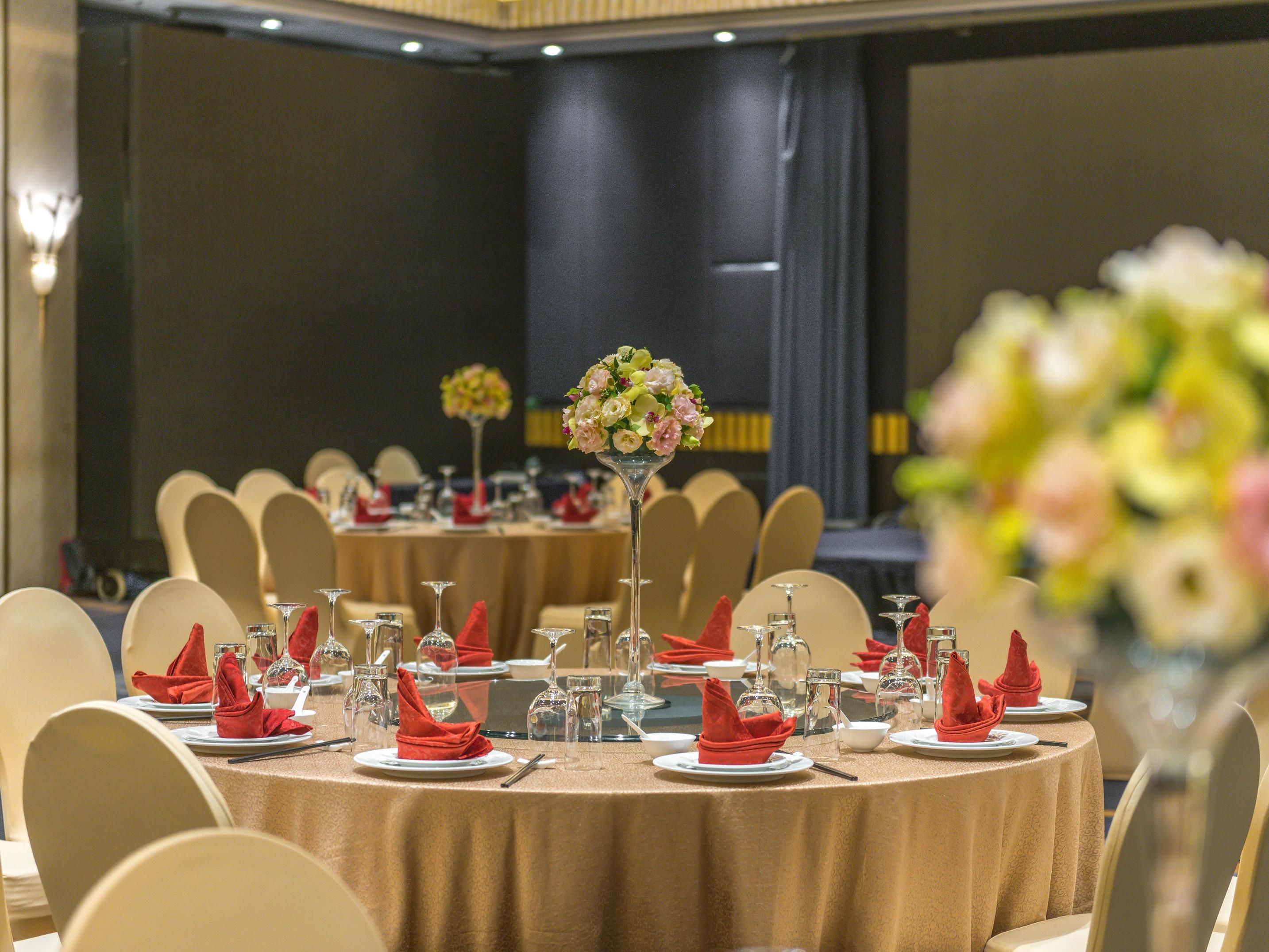 Be it a small meeting of 10 people or a convention of 500, Crowne Plaza Shanghai has flexible events space. Two luxury pillar-free banquet halls and 12 meeting rooms meet different type of activities with different sizes and requirements. All meeting rooms are equipped with state-of-the-art audio-visual technology.