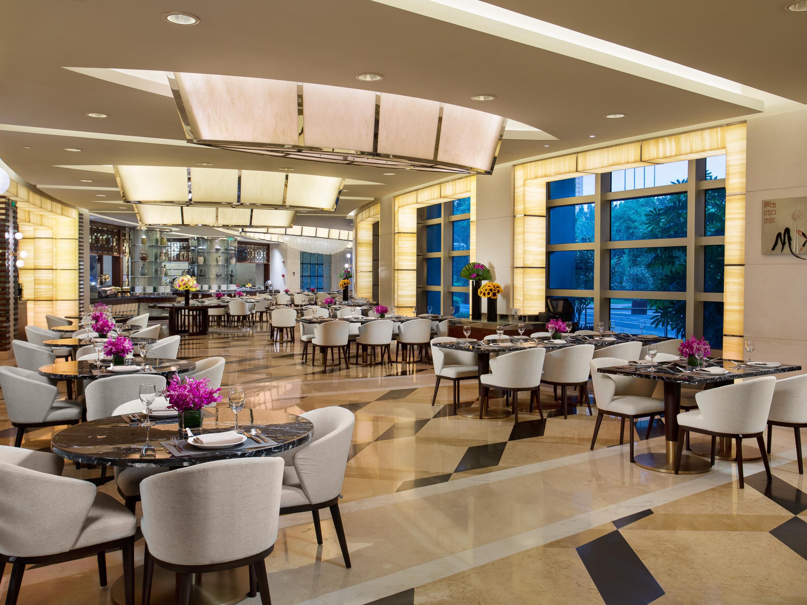 The Café Mix on the 1st floor, we take you through a journey around the globe presented. Throughout the journey, you will experience a culinary experience with both Chinese and Western cuisine. You can make a choice from the A La Carte menu or from the extensive buffet. Outdoor seating area is available for Al Fresco dining during warmer months.