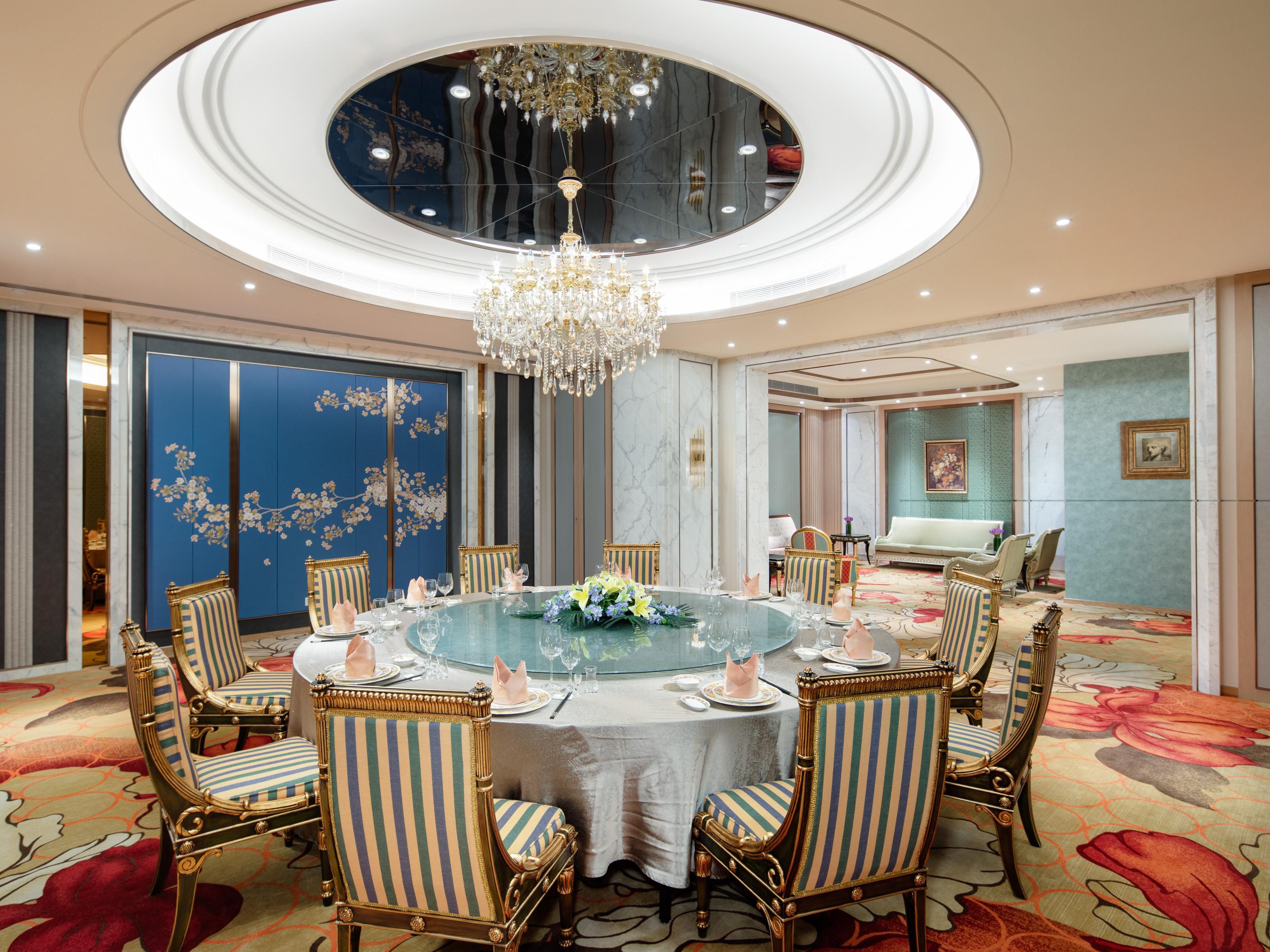 酒店拥有多个大宴会厅，其中5楼宴会厅可提供50桌的婚宴。以晶莹华丽的玉石装饰的4楼“牡丹苑”气派非凡，国色天香雍容华贵。您可根据婚礼的规模及喜好自由地选择。荣获过各类大奖的厨师团队，更是给您的婚宴锦上添花。