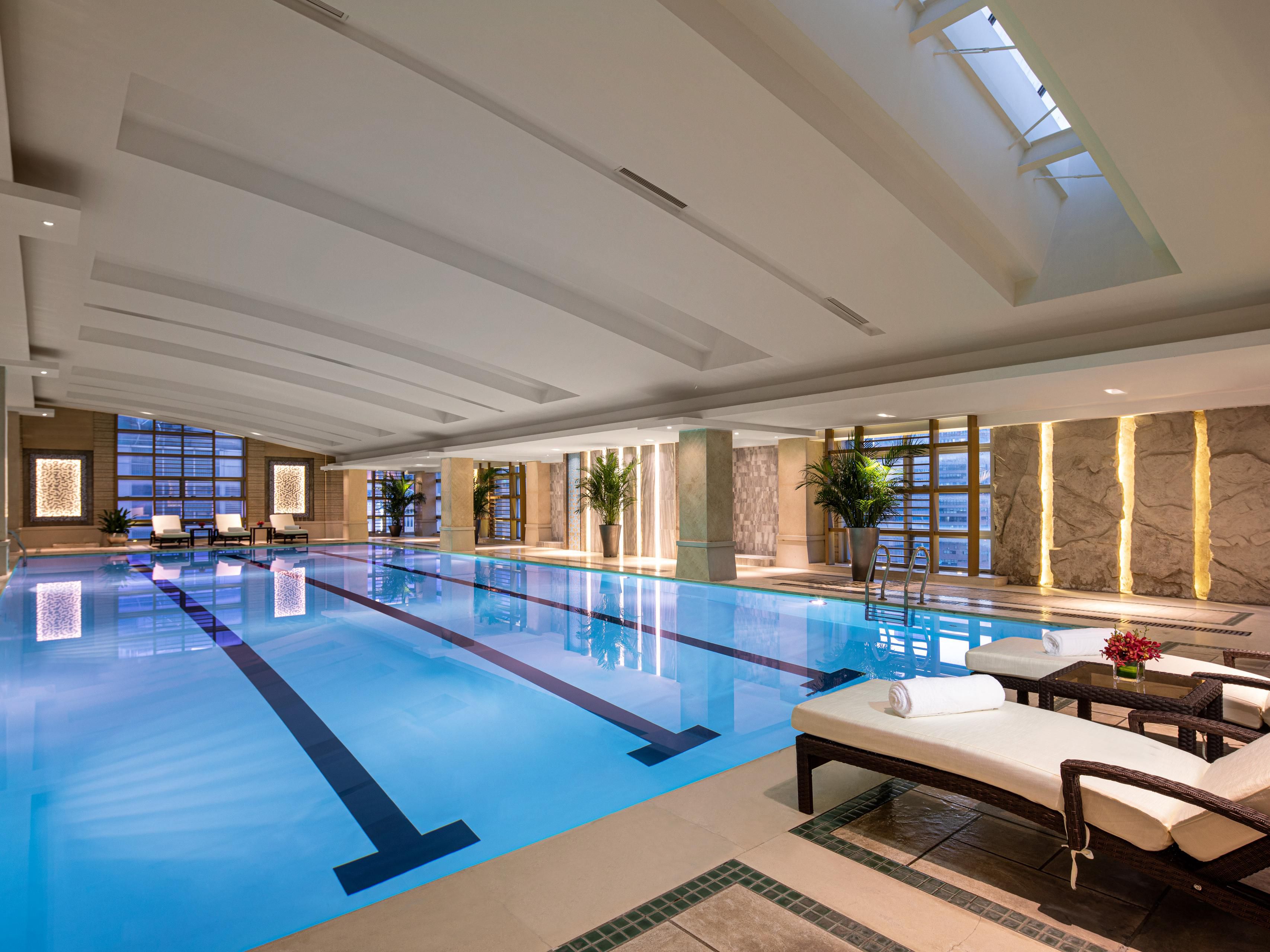 健身俱乐部位于酒店七楼，拥有设施齐全的健身中心和一间乒乓房，以及20米长的室内恒温景观泳池，可以观赏繁华的南京路街景。同时还设有美发室为男女宾客提供美发服务。