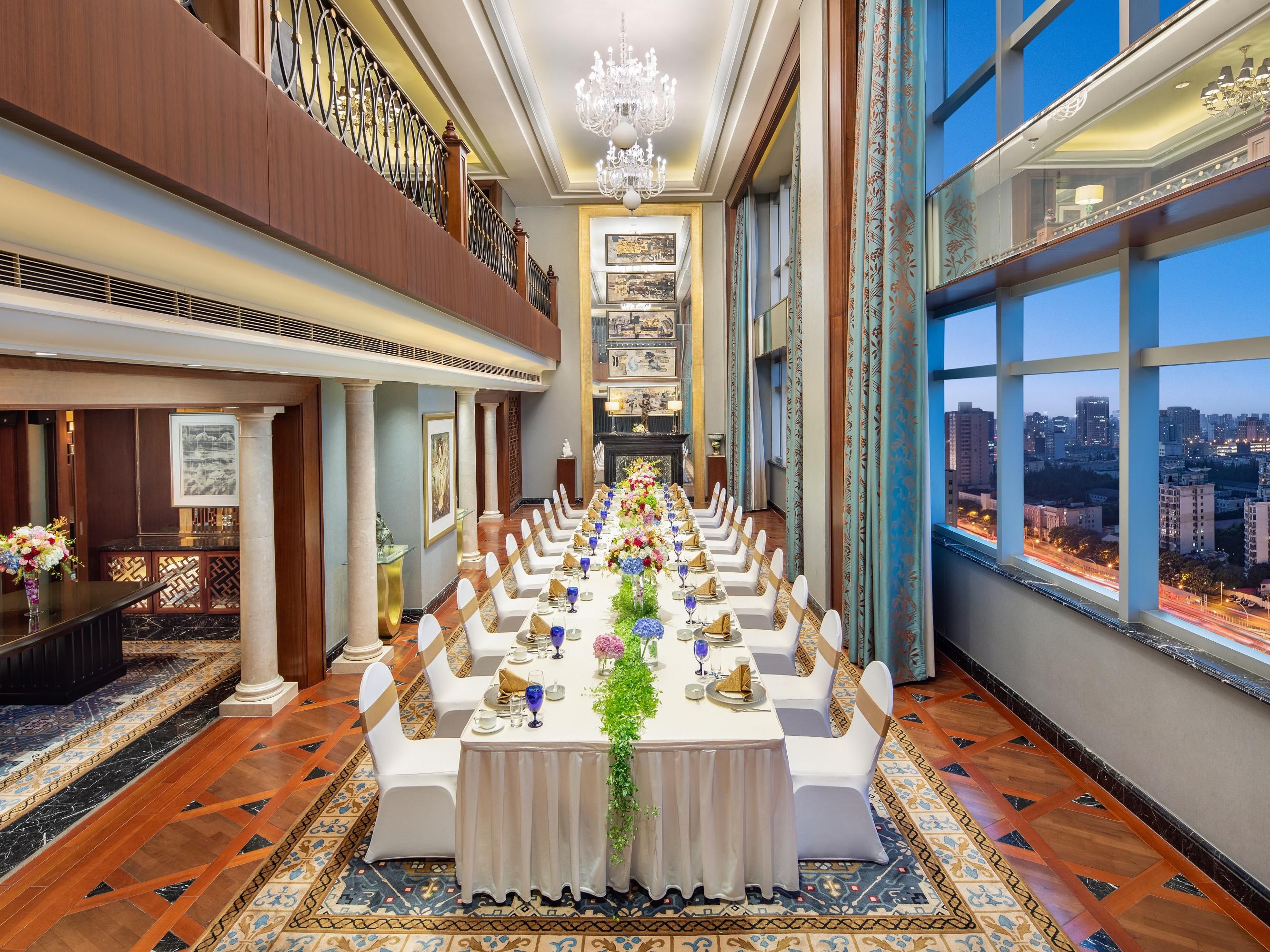 On the 19th floor, the Chancellor’s Club is of split-level and elegant design. Walking into the roof garden, and having a full view of the lush Fudan University. Leaning on the railing, the prosperous city scenery of Pudong is all in front of your eyes. Private parties, business parties or cocktail dinners can be held here.