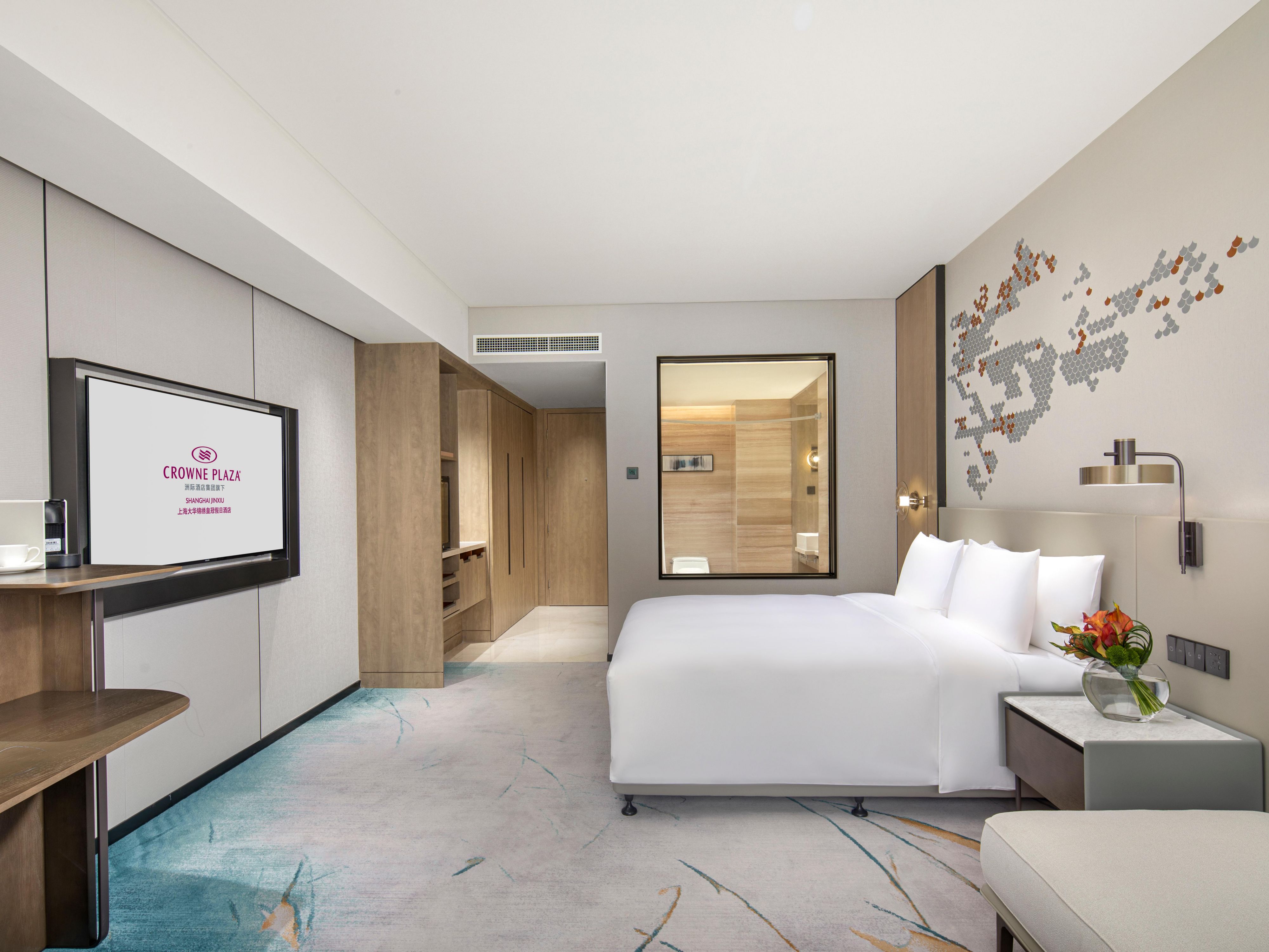 1 King Standard Lounge Access