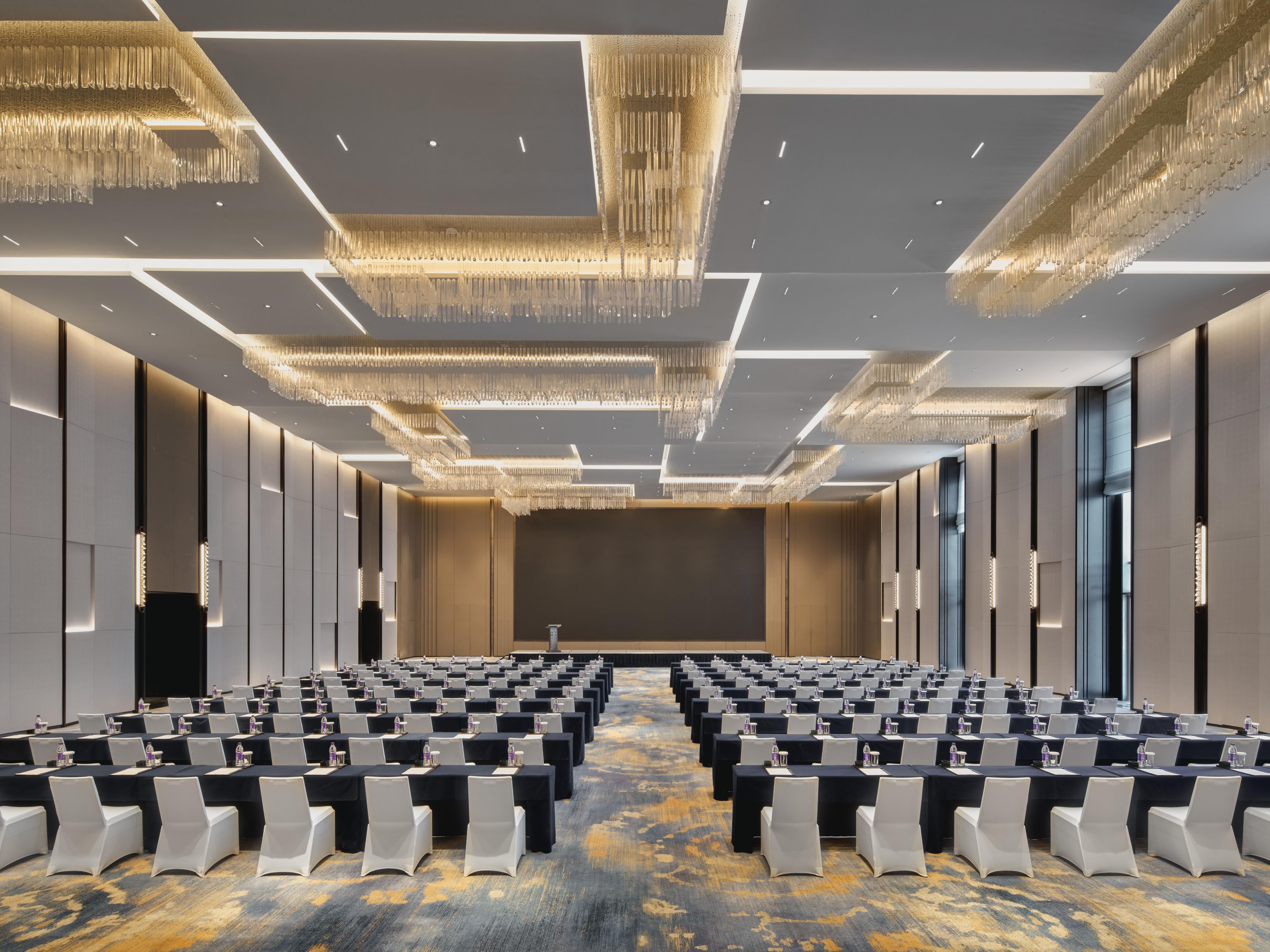Professional meeting and banquet venue, 900 square meters and 600 square meters double banquet hall, equipped with LED HD screen, 7 multi-functional conference rooms to meet different meeting and banquet needs.