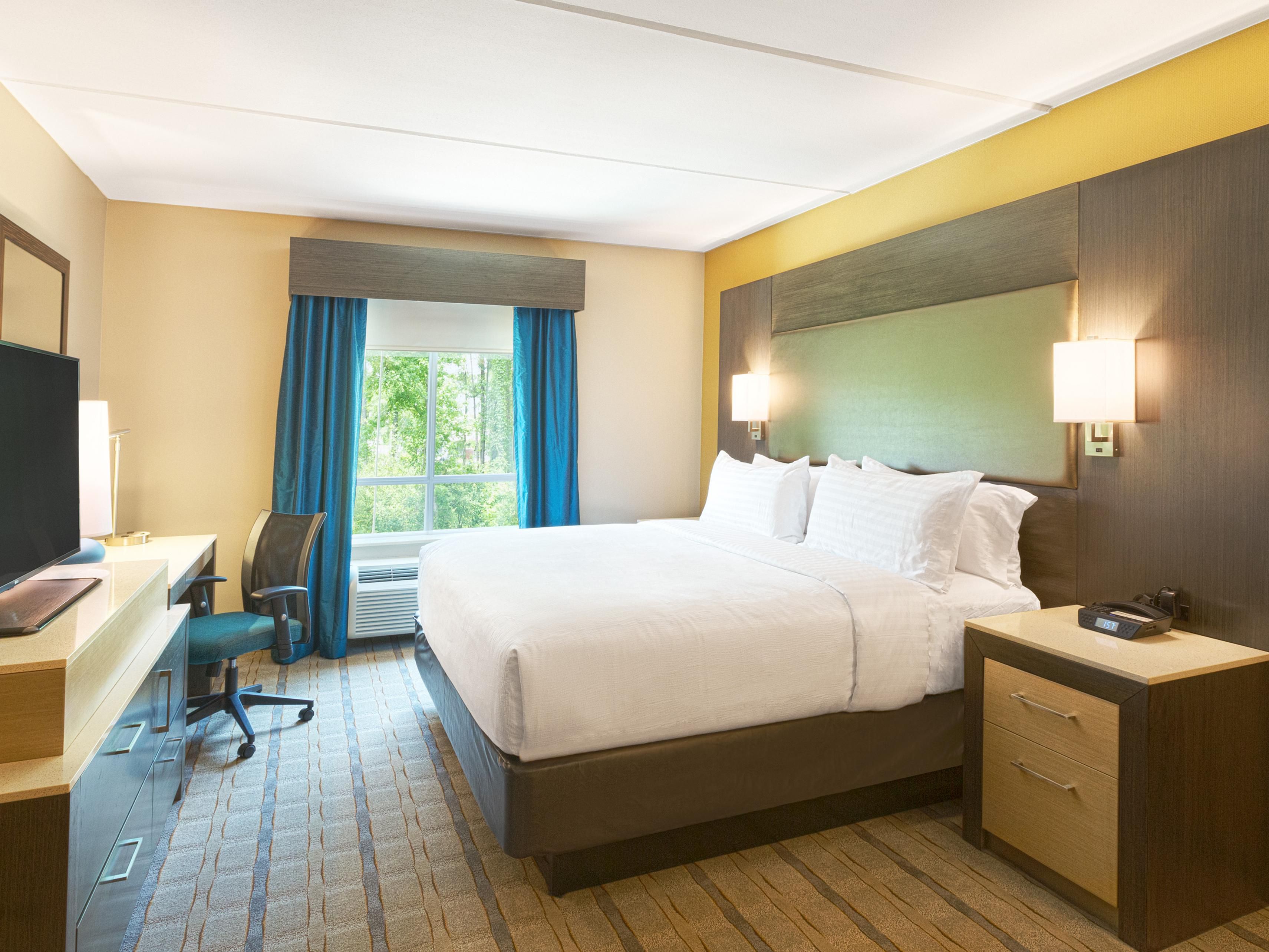 Find a relaxing retreat in our comfy guest rooms and suites. All rooms feature beds outfitted with plush bedding, spacious bathrooms, and complimentary Wi-Fi. Wake up feeling refreshed before venturing out in the morning or unwind in the afternoon before enjoying drinks with friends at Blue Bar.​