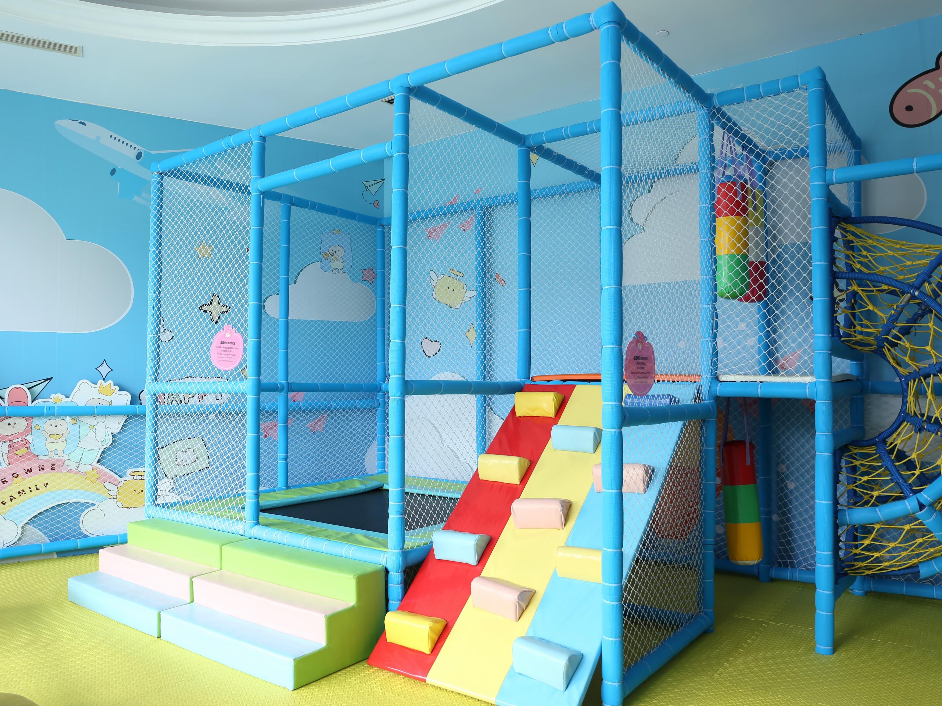 Crowne Family Kids Club is a children's artistic creation, children's amusement facilities and parent-child interaction activities in a body's one-stop family holiday destination.