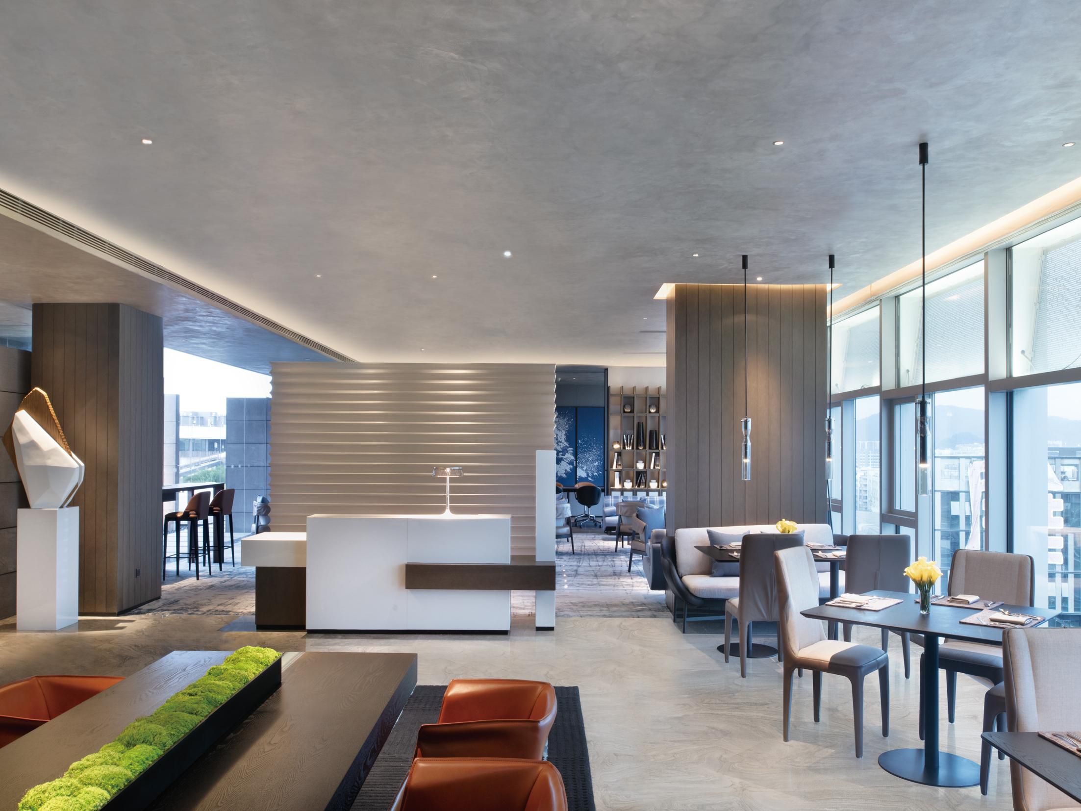 行政酒廊和套房宾客可尊享皇冠假日行政酒廊专属礼遇；皇冠假日行政酒廊环境雅致，是专门为行政客房和套房宾客提供餐饮服务的场所。皇冠假日行政酒廊位于10层，为宾客呈现独特的酒店生活风格，提供私密便捷的专享环境。在此不仅可欣赏城市令人惊叹的沿江高速海景风光，还可尊享行政会议室、商务中心等设施和免费的无线高速互联网服务。