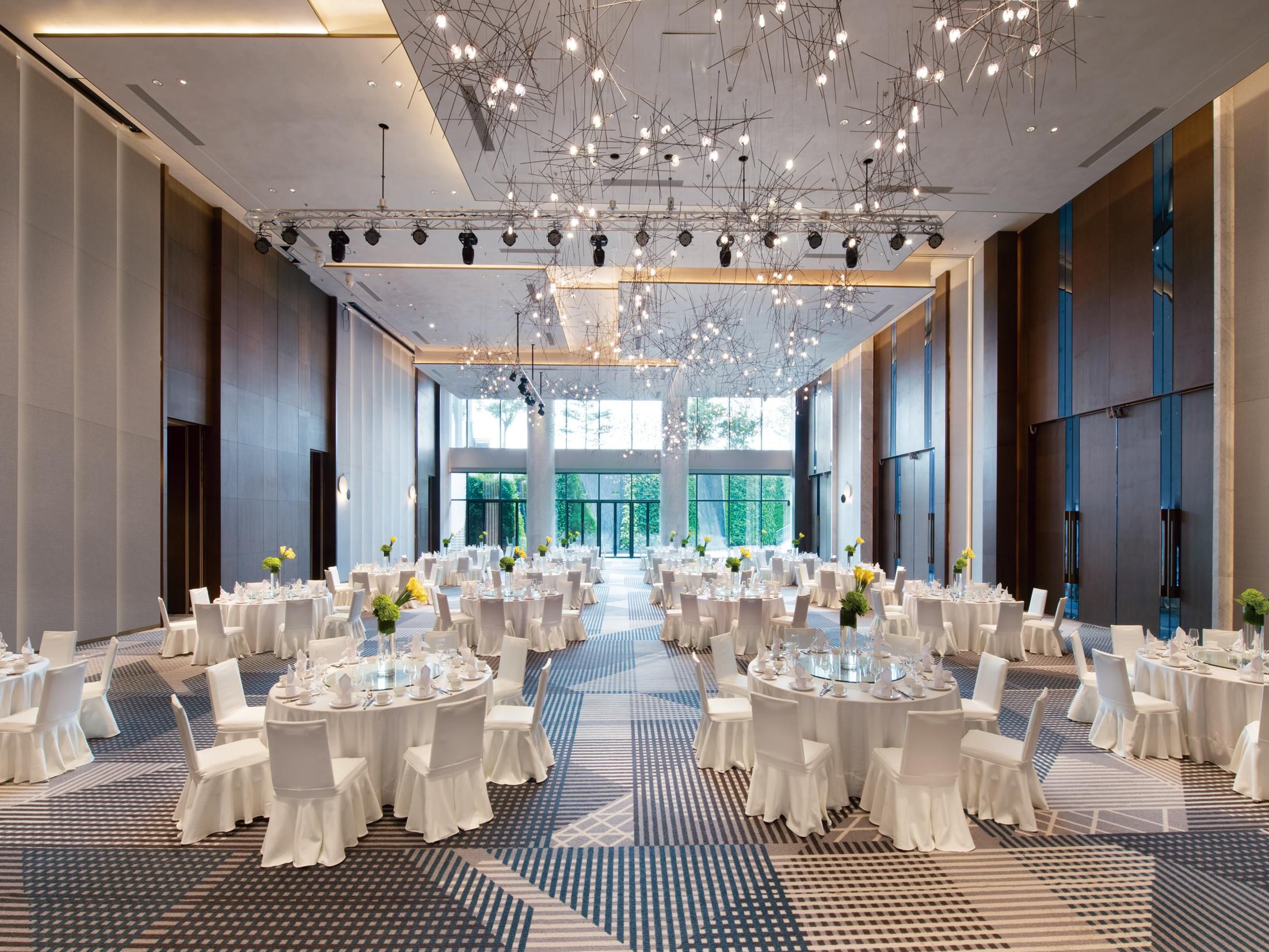 The hotel has over 1,600 square meters of flexible meeting space, consisting of 5 meeting rooms, and is equipped with a dedicated refreshment area. Among them, the pillarless grand banquet hall spans 750 square meters and can accommodate up to 600 people for banquets.