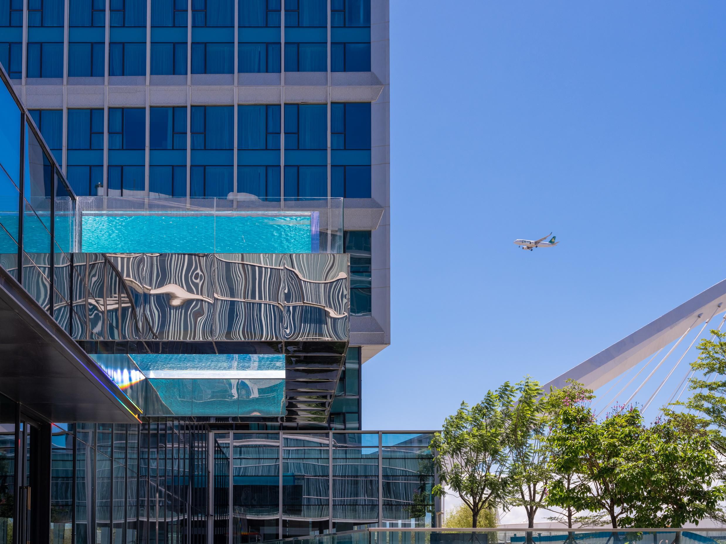 Crowne Plaza Shenzhen World Exhibition and Convention Center is 530 meters away from Shenzhen World Exhibition and Convention Center, you can walk to exit C of the Shenzhen World South Station of Metro Line 20.