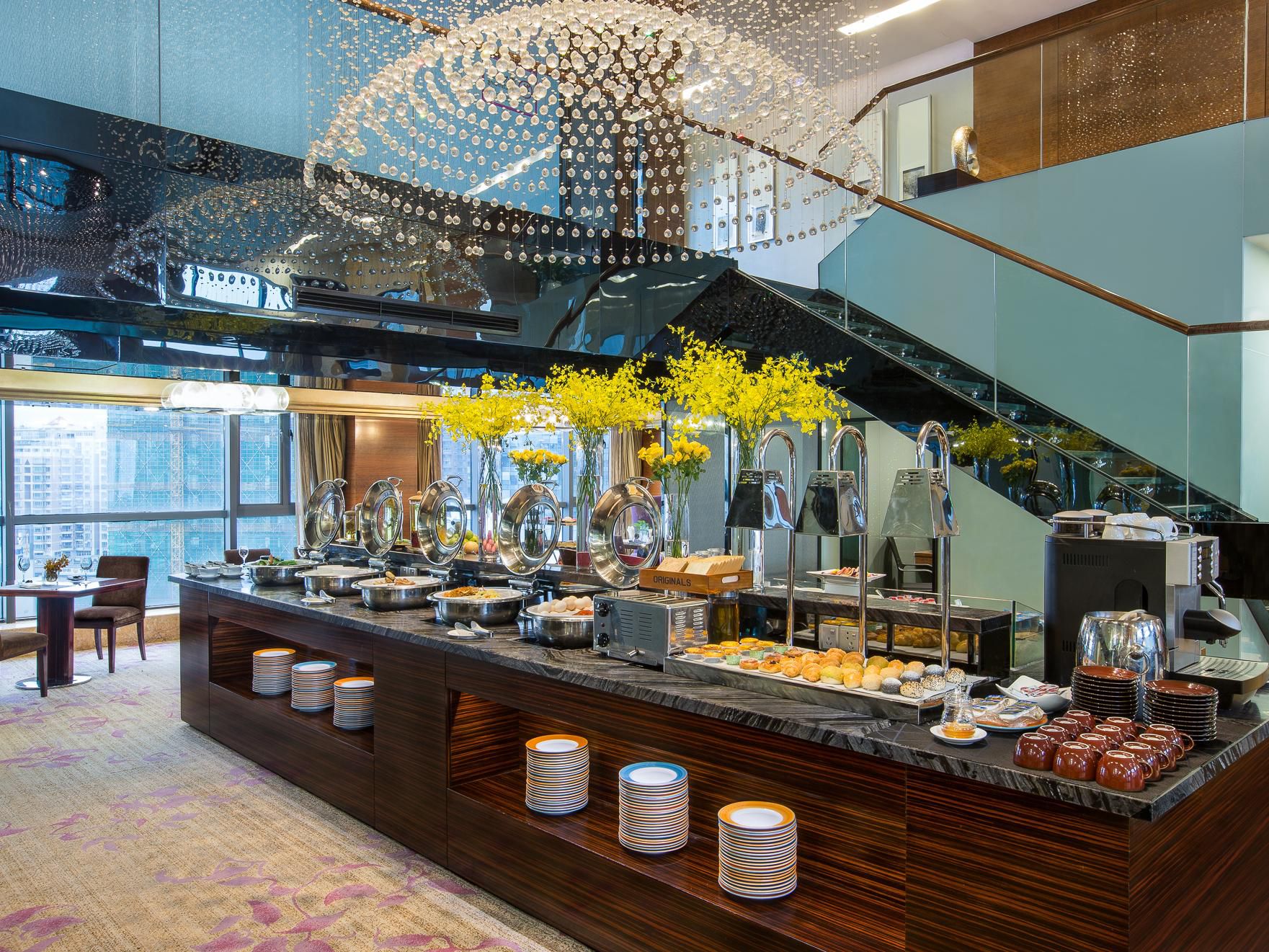 The Crown Club Lounge provides personalized business and dining services, with an elegant and quiet business environment that overlooks the bustling city scenery, providing exclusive and private space for your business meetings and high-end socializing.