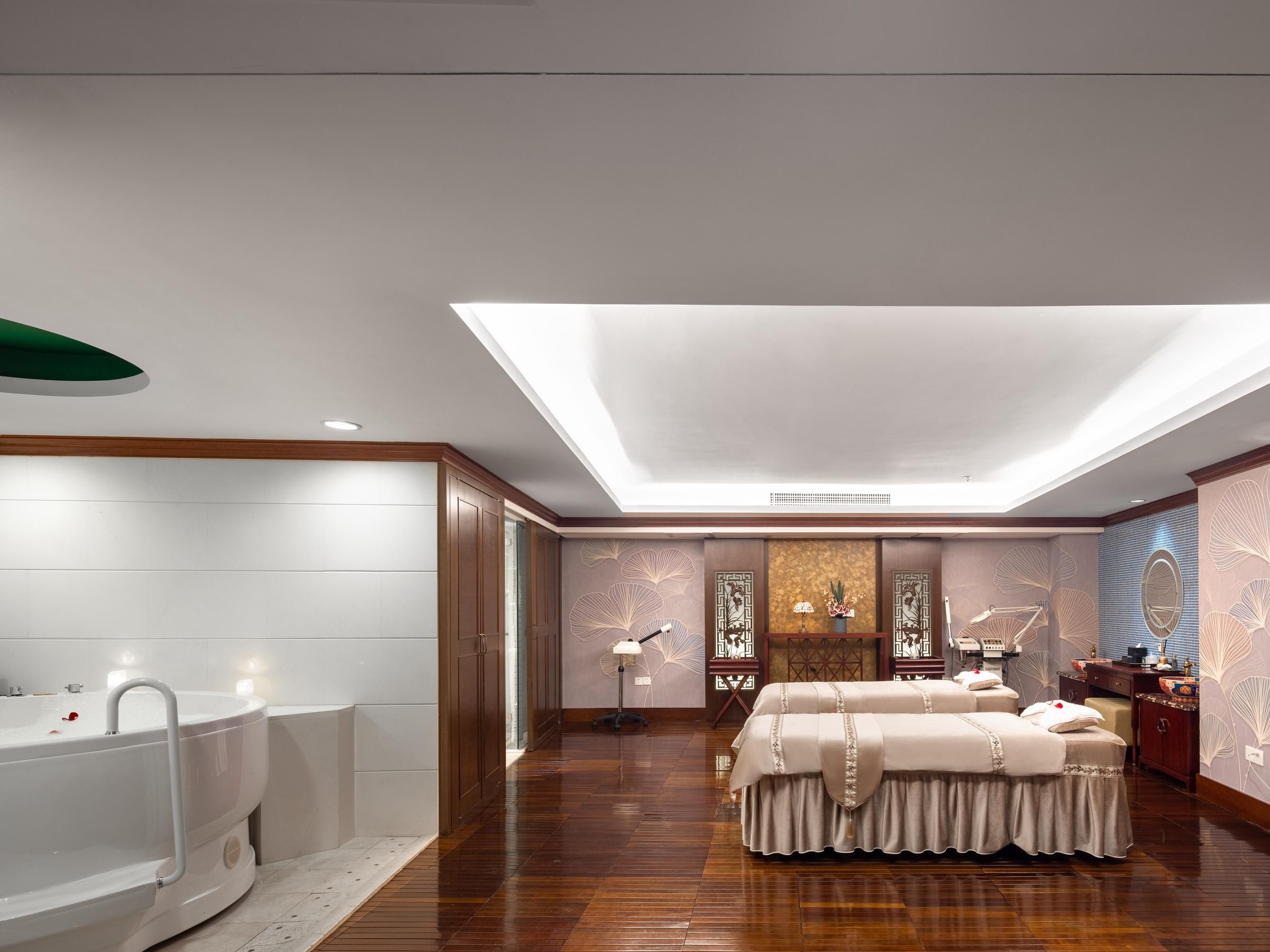 源水疗中心专业的理疗师采用蓓丽雅有机环保产品，为您提供全面的护理体验，令您释放压力，恢复身心平衡，重现动人光彩，我们的理疗顾问可为您定制个性化疗程护理来满足您的需求。