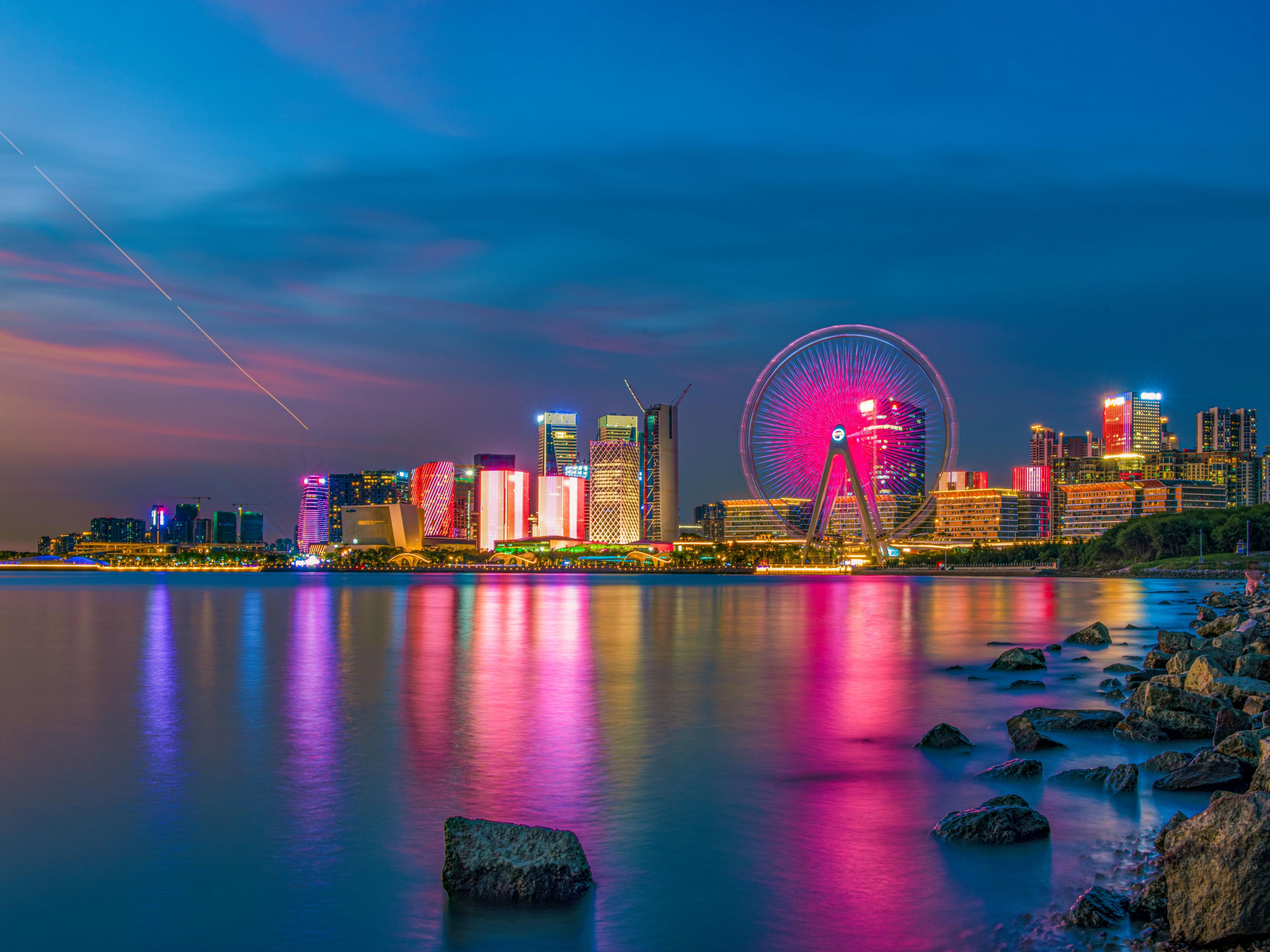 在跨年期间与家人一同探索充满活力的深圳及香港。趁着假期来临，我们再出发，共同创造一生难忘的回忆吧！
通关攻略：深圳好日子皇冠假日酒店坐落于福田CBD，步行8分钟至福田高铁站，前往香港西九龙仅需14分钟。五条地铁线可便利抵达市内各景点，致力于为来往的休闲及商务旅行者营造难忘的体验。