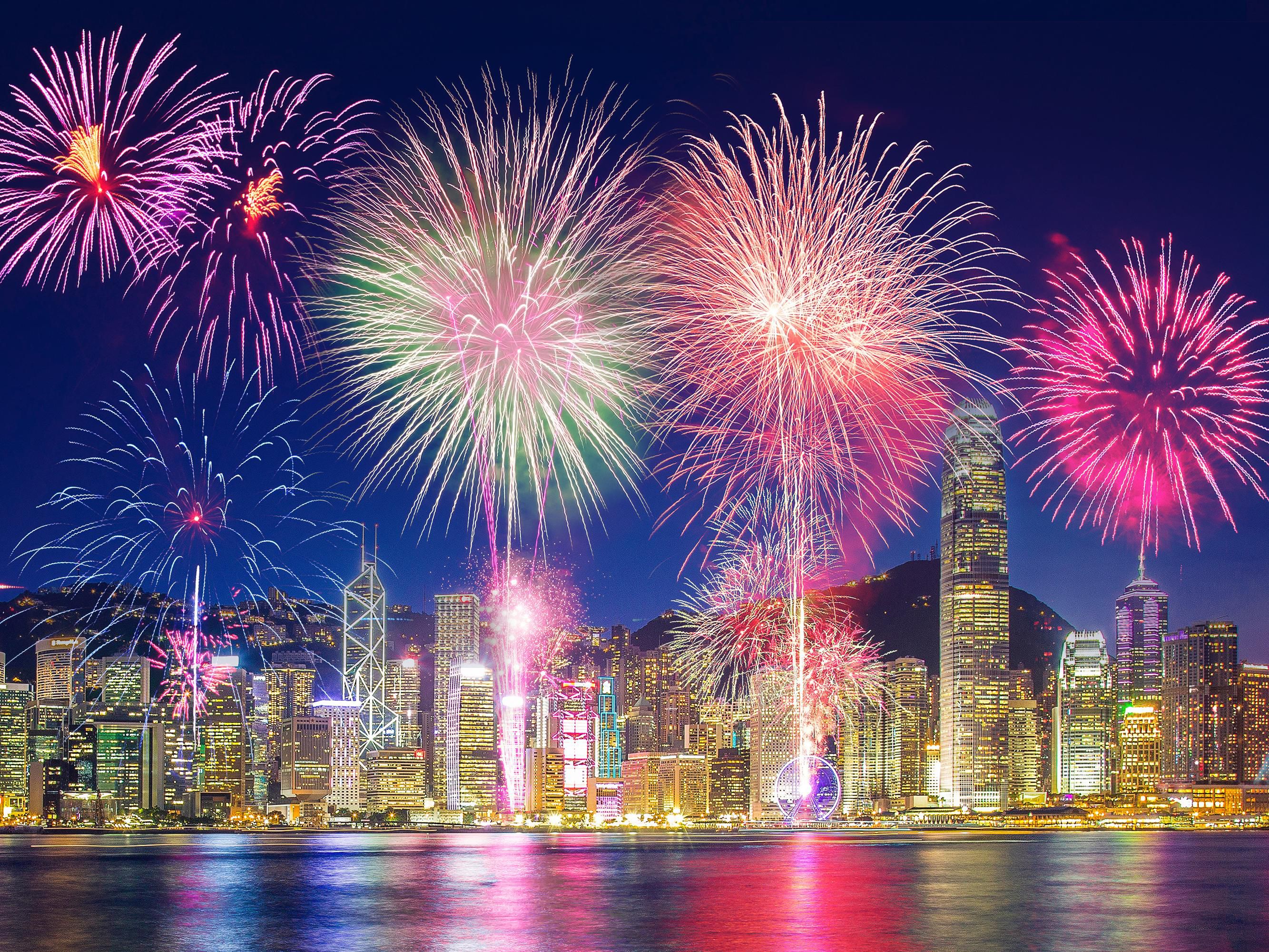 在跨年期间与家人一同探索充满活力的深圳及香港。趁着假期来临，我们再出发，共同创造一生难忘的回忆吧！
通关攻略：深圳好日子皇冠假日酒店坐落于福田CBD，步行8分钟至福田高铁站，前往香港西九龙仅需14分钟。五条地铁线可便利抵达市内各景点，致力于为来往的休闲及商务旅行者营造难忘的体验。