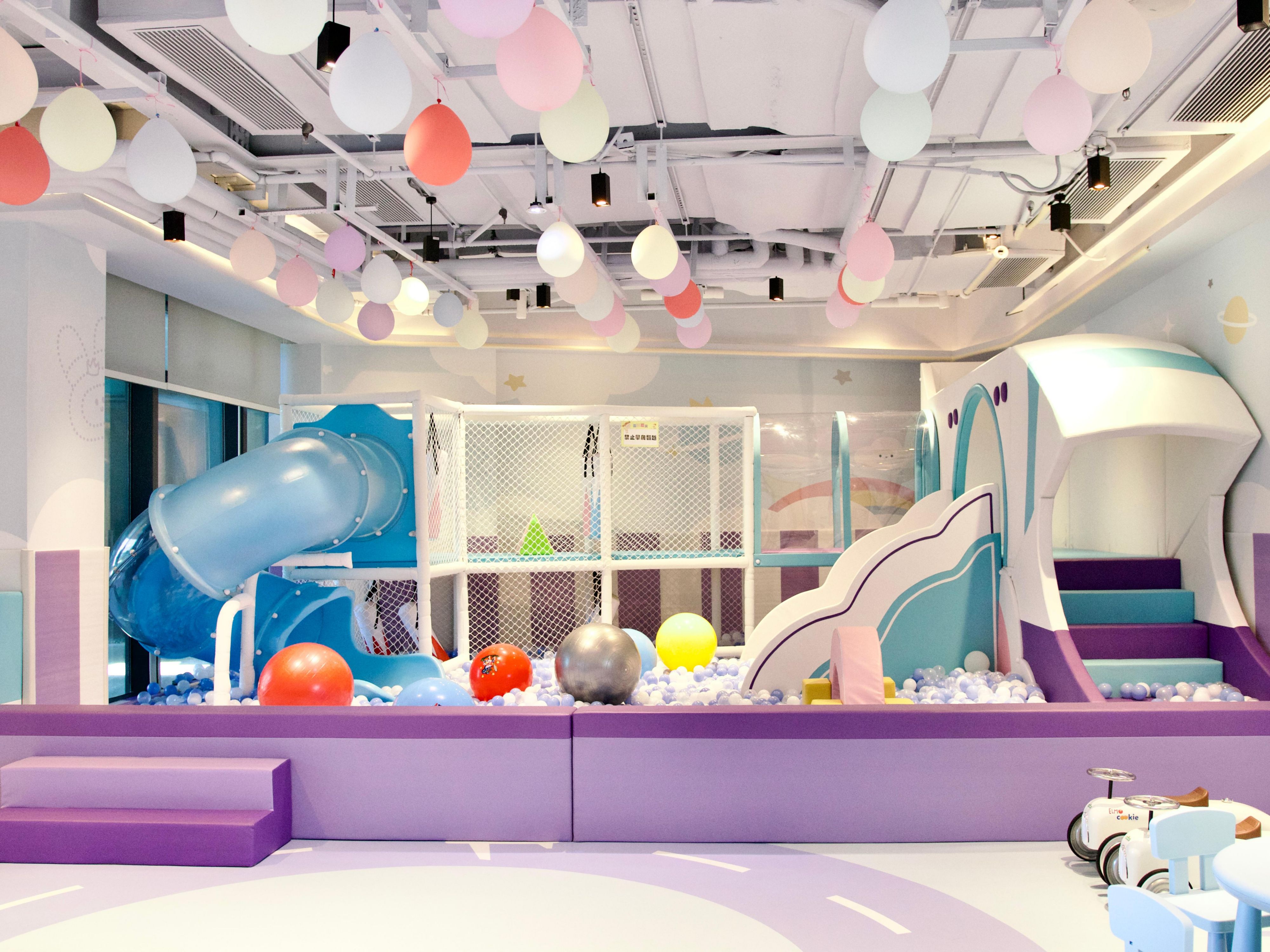 酒店儿童乐园现已启幕！皇冠家族乐园位于酒店2层，酒店将趣味滑梯、积木墙、海洋球池等游乐设施与星球、云朵及皇冠家族等温馨元素巧妙融合，让孩子在探索中激发创造力，尽情释放欢声笑语。三位来自皇冠家族的成员将陪伴小朋友们一起踏上梦幻之旅，快跟随皇冠家族伙伴们，穿过通往快乐星球神奇之门，乘坐假日飞行号航班到达皇冠家族乐园吧！梦幻旅程即将启航，一起探索星球中的美好梦想，寻找快乐童年。