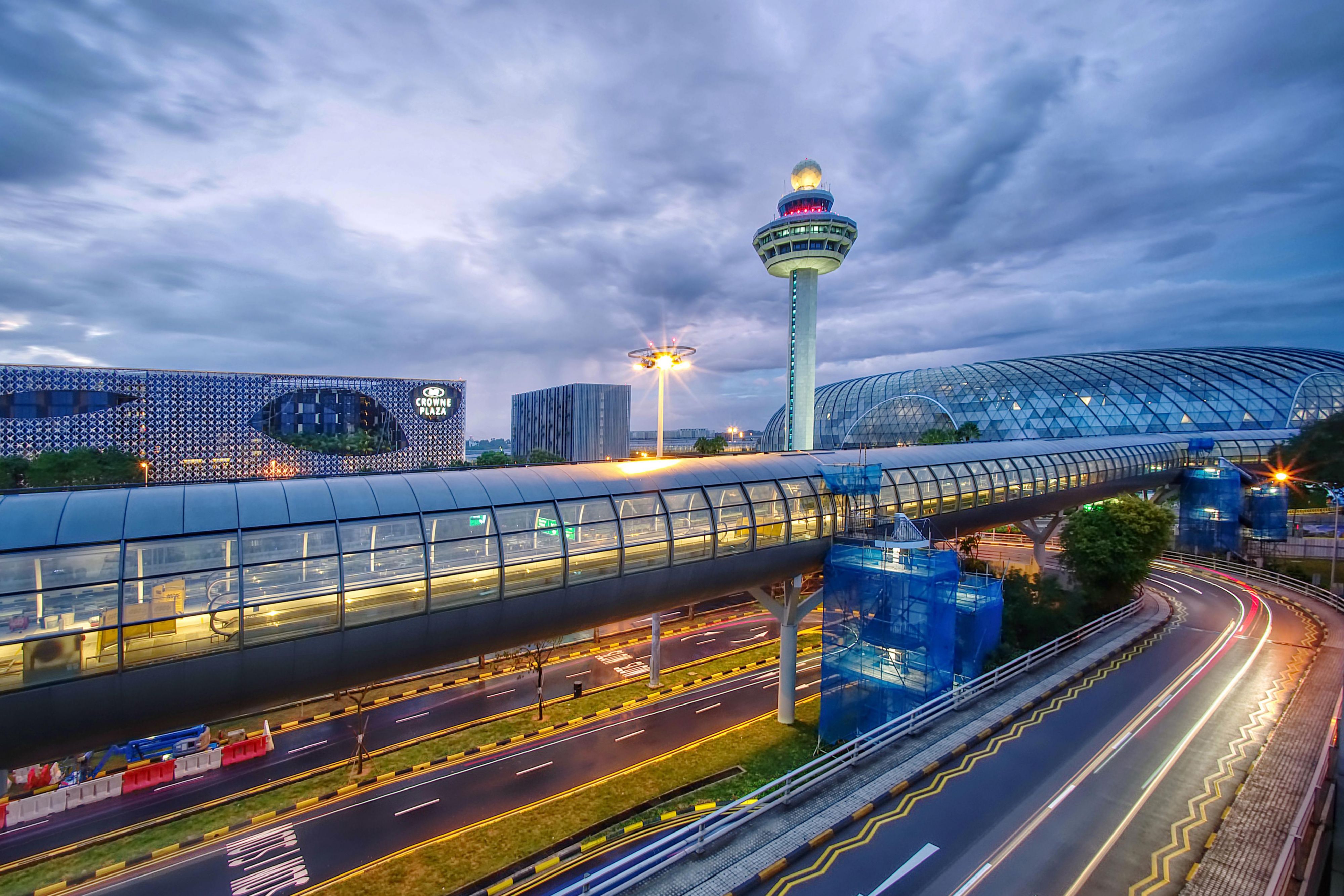酒店与星耀樟宜坐落于新加坡樟宜机场