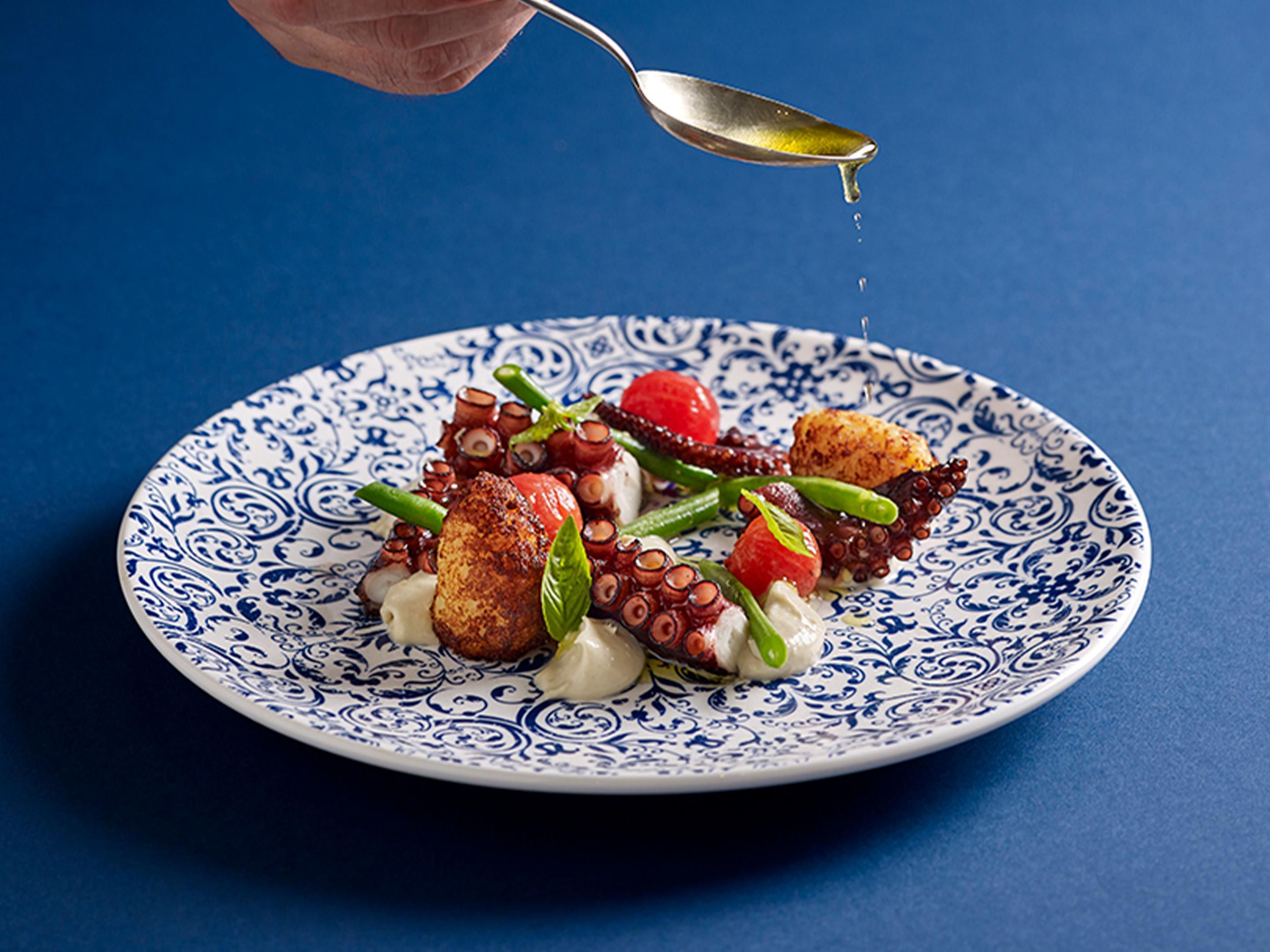 Azur 餐厅是樟宜机场唯一的国际美食自助餐厅，供应各式东西方料理，包括新加坡及邻近地区的特色料理、现点现做西式料理、广式烧腊、冰镇海鲜、日式寿司及琳琅满目的甜点。