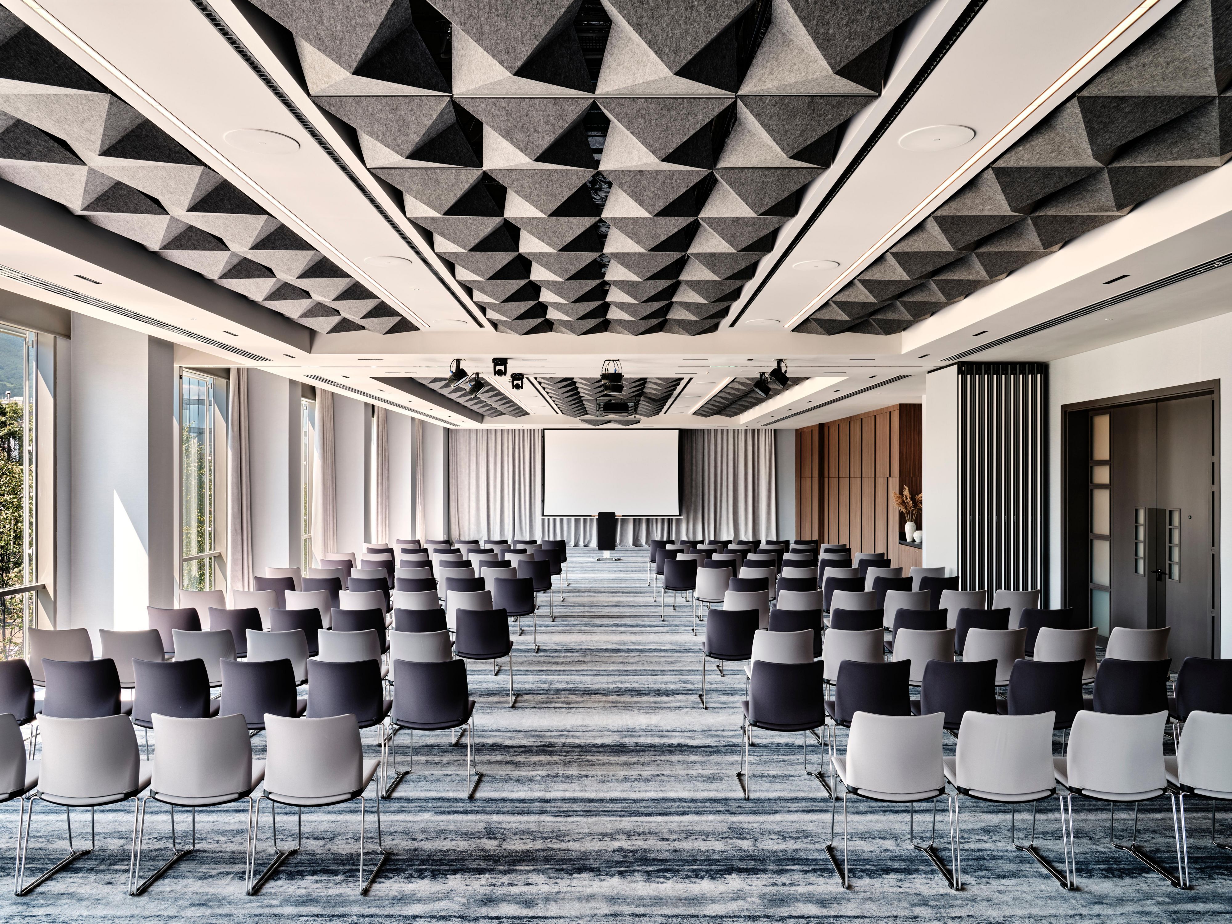 With over 800 square metres of flexible space, our venues are spaces where creativity and innovation thrive. The seven fully renovated meeting and banqueting rooms boast state-of-the-art technical equipment and flexible arrangements, ensuring that your every need is met.