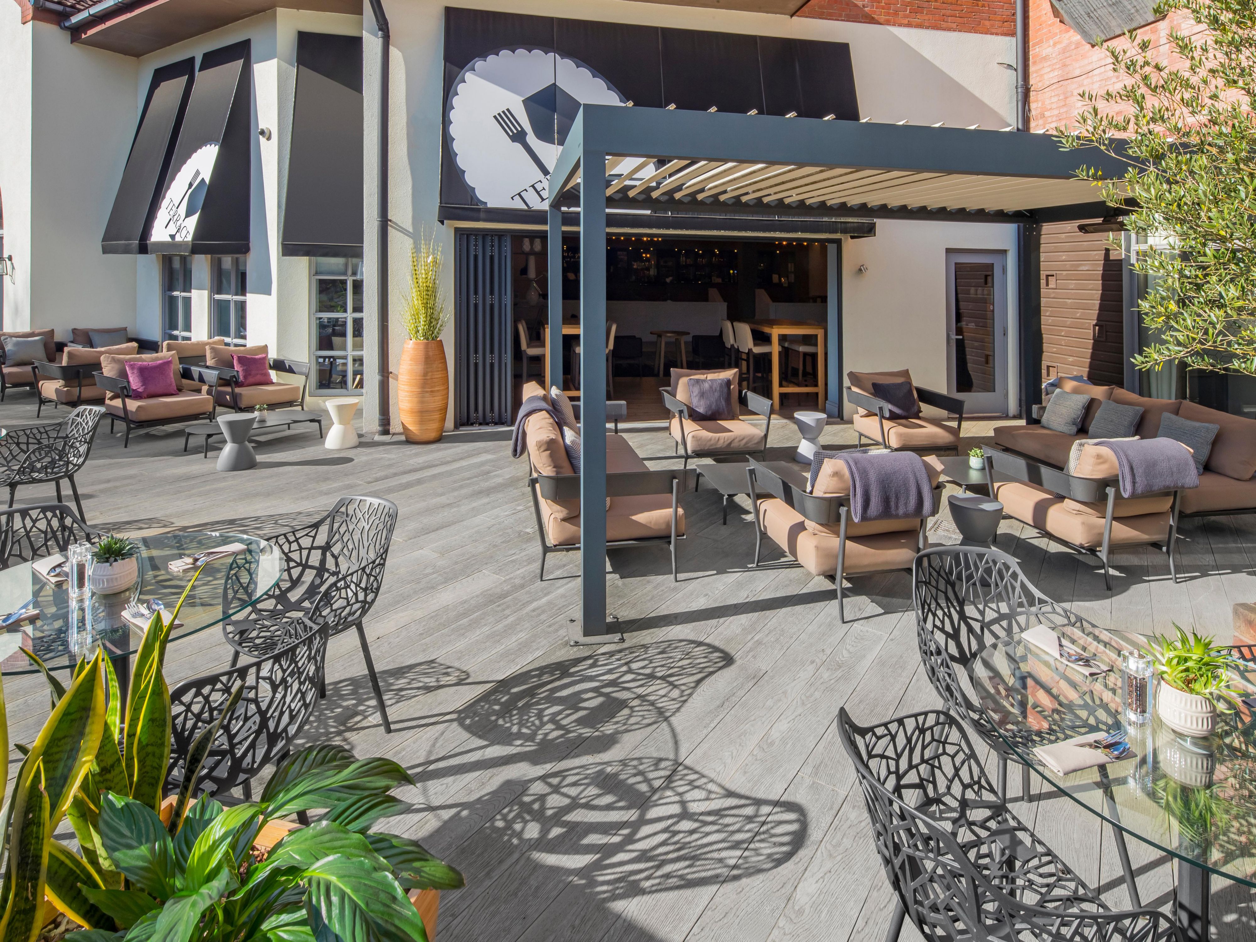 Whether you're a guest at the hotel or a visitor to Solihull, come and join us in our Terrace restaurant for a refreshing drink or a bite to eat. Take a lakeside seat or relax in our bar and lounge area. It's the perfect space to relax after shopping at Touchwood Shopping Centre. Click 'Learn More' to make a reservation via our partner OpenTable.