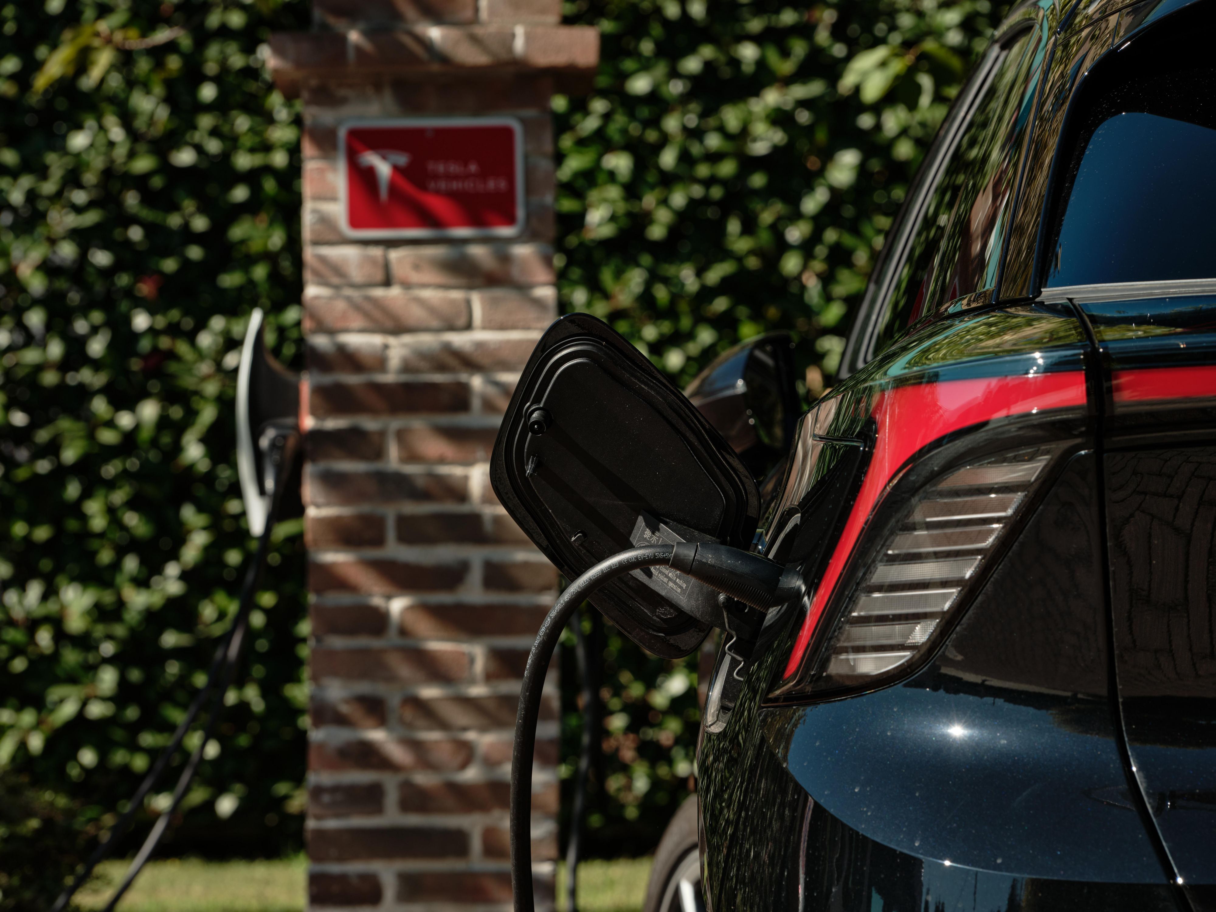 Our external unguarded parking is complimentary during your stay. If you have to catch a flight, ask us about the programme Park, Stay and Go for extended parking after your check-out. Take advantage of our electric vehicle charging stations situated onsite in our parking: one for Tesla cars and three for other electric vehicles. Service on charge.