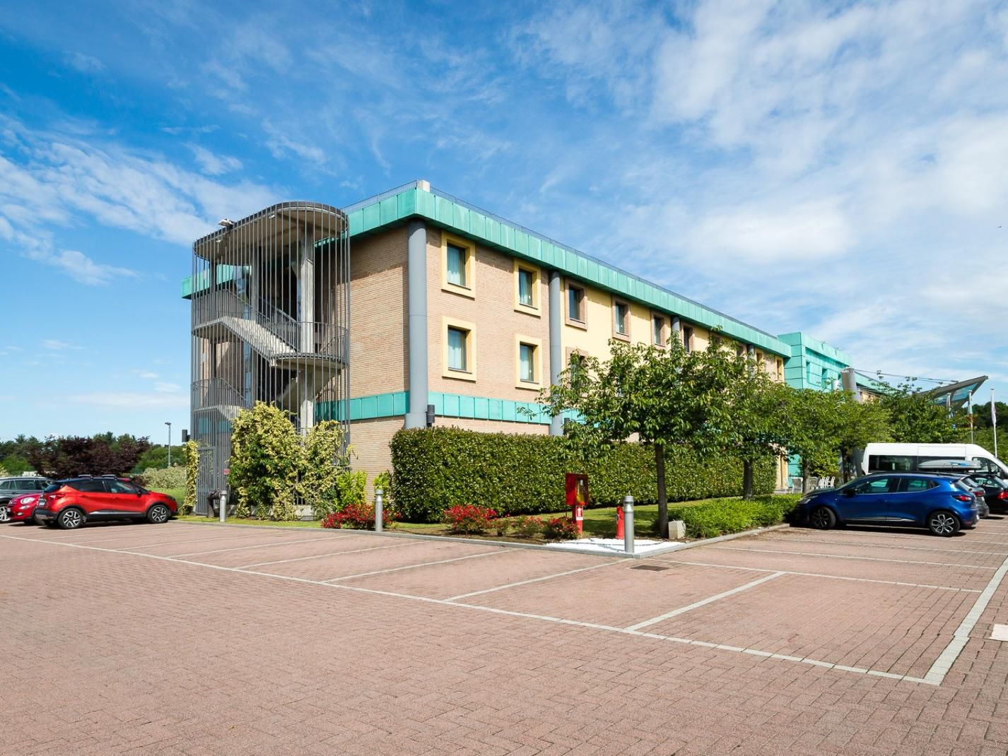 Use our external unguarded parking, complimentary during your stay. If you have to catch a flight, ask us about the program Park, Stay and Go for extended parking after your check-out.