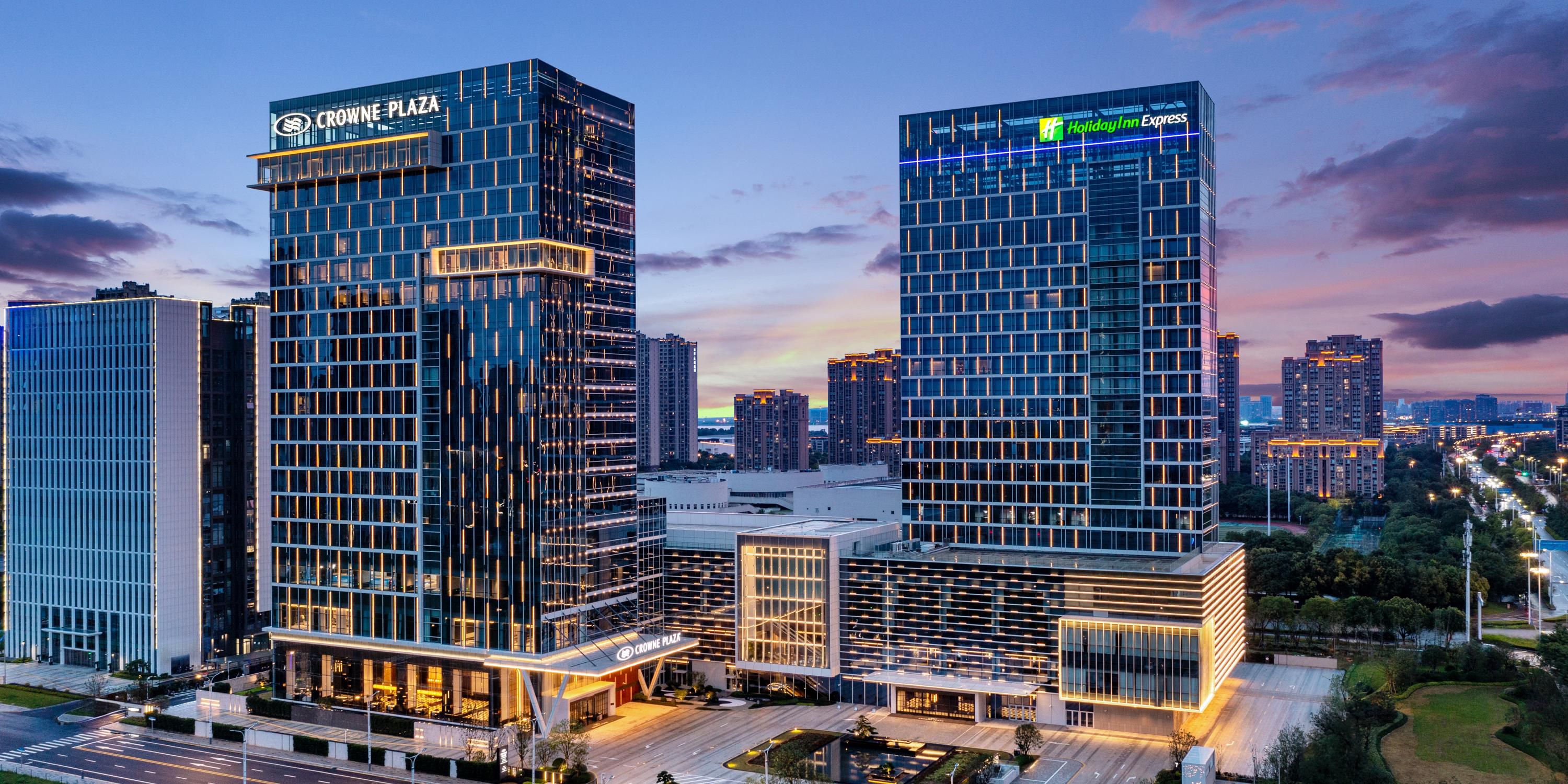 $hotelInfo.mediaDetails.welcomePhotos.primaryPhoto.caption}