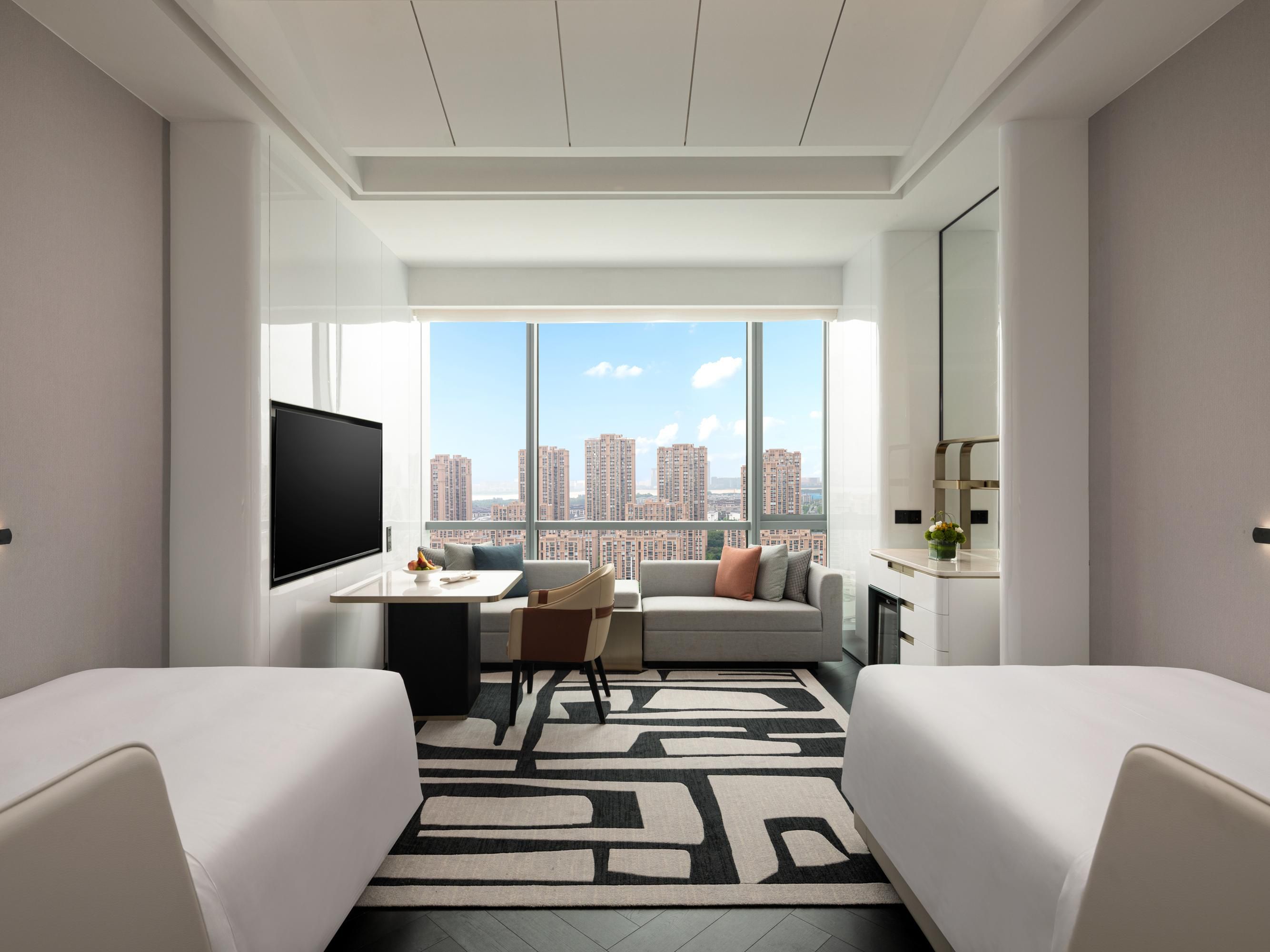 苏州东太湖皇冠假日酒店采用静音走廊设计，营造宁谧的下榻氛围。241间新一代“摩登商旅”客房及套房，透过落地玻璃窗可俯瞰繁华城景，远眺东太湖烟波浩渺。开阔的空间巧妙分隔休息区、办公区和休闲区，配有完善智能设施。双床房则选用头等舱包围式设计，以及双洗漱间配置，私密舒适又让效率倍增。所有房间均配备高品质客房用品，全自动双层高遮光升降窗帘让您畅享优质睡眠。悉心提供的日常生活所需小物，亦助您“轻装简行。